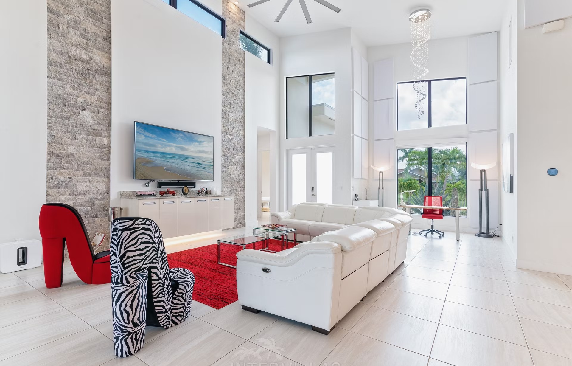 Infinity-Salzwasserpool mit Spa und Blick auf den Kanal.