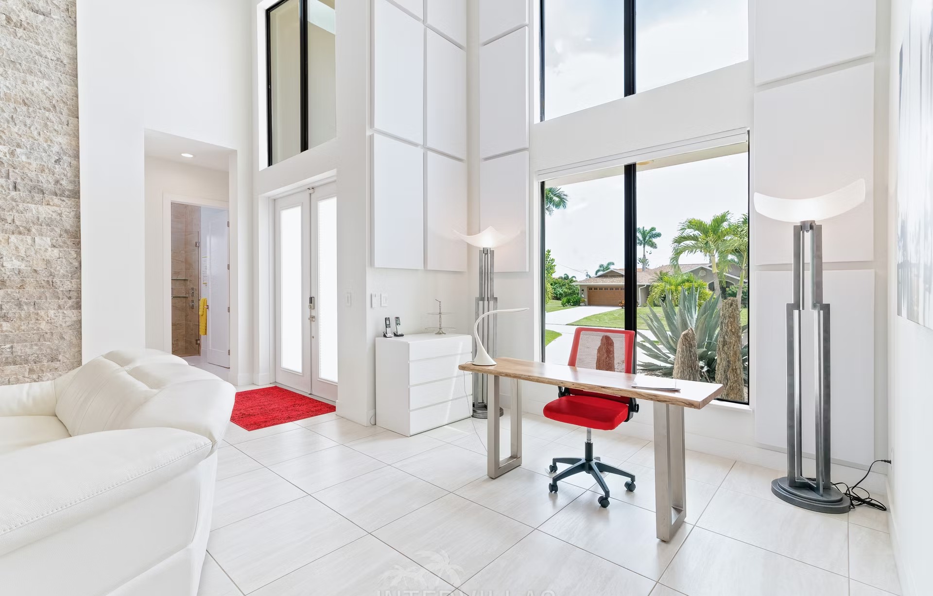 Moderner Infinity-Salzwasserpool mit Blick auf den Kanal.