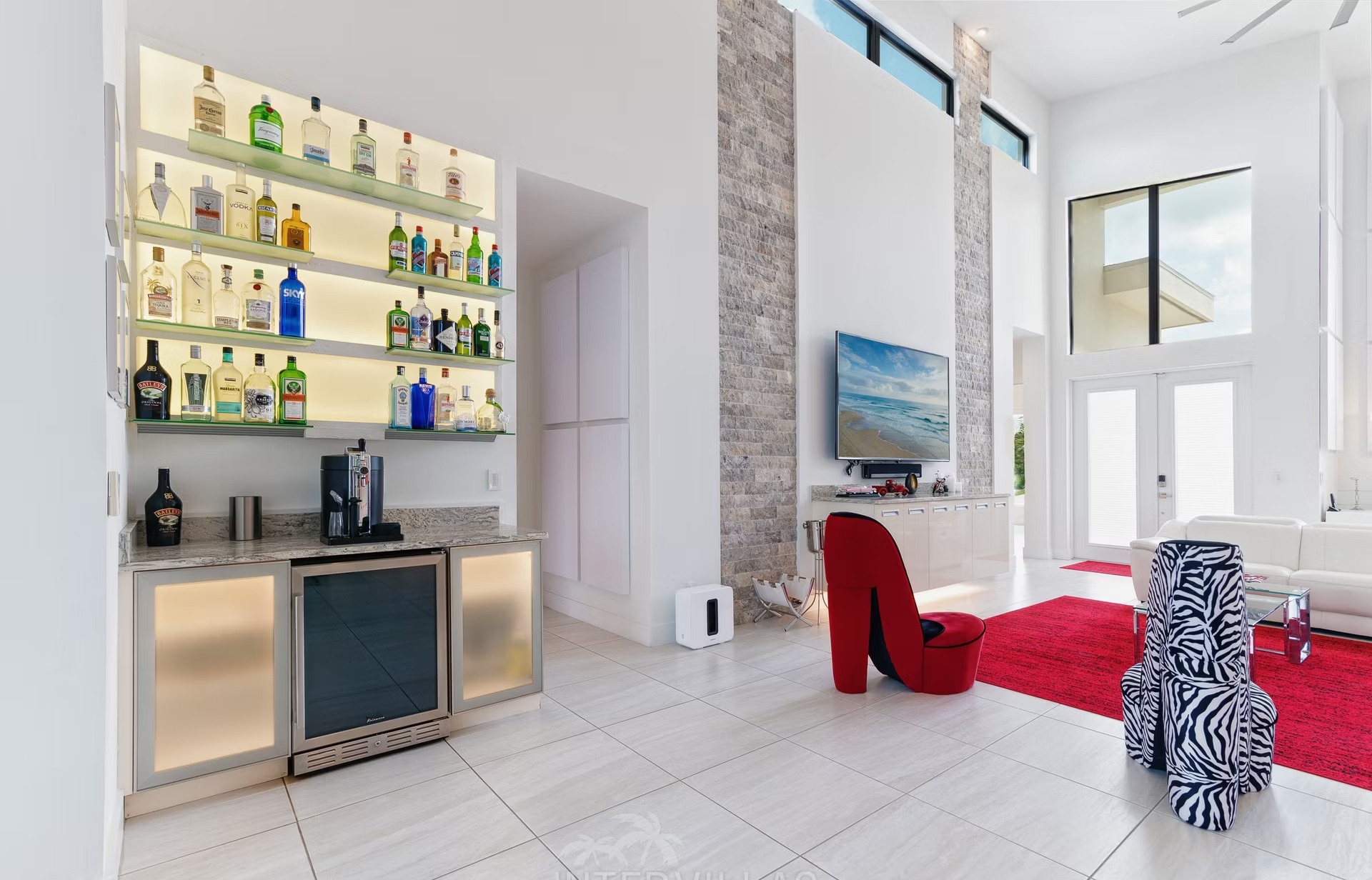 Infinity-Salzwasserpool mit Wasserblick und Sonnenuntergangsausrichtung.