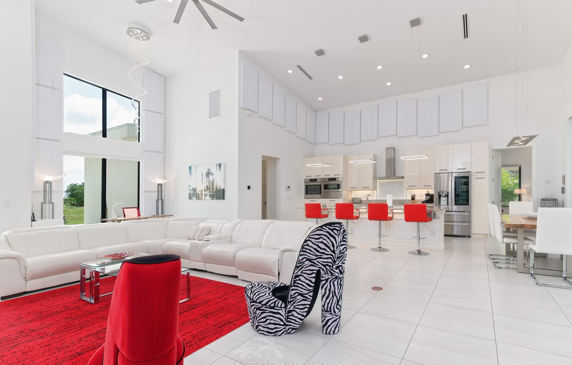 Infinity-Salzwasserpool mit Spa und Wasserblick am Kanal.