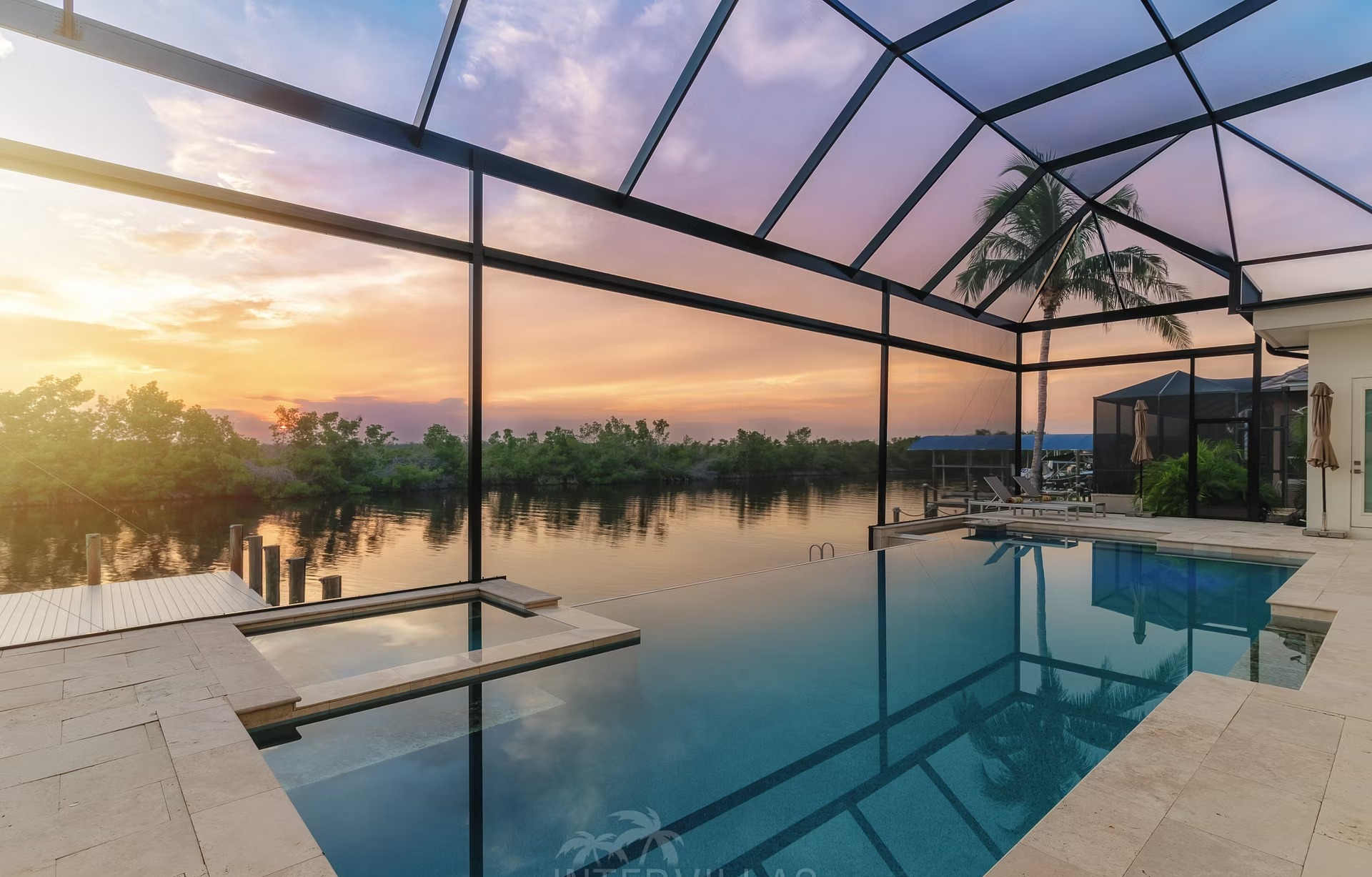 Infinity-Salzwasserpool mit Wasserblick und privater Bootsanlegestelle.