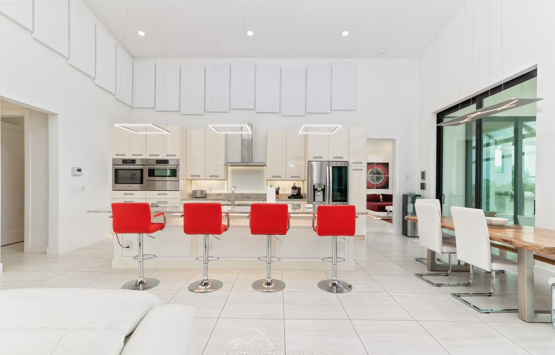 Infinity-Salzwasserpool mit Spa und Wasserblick am Kanal.