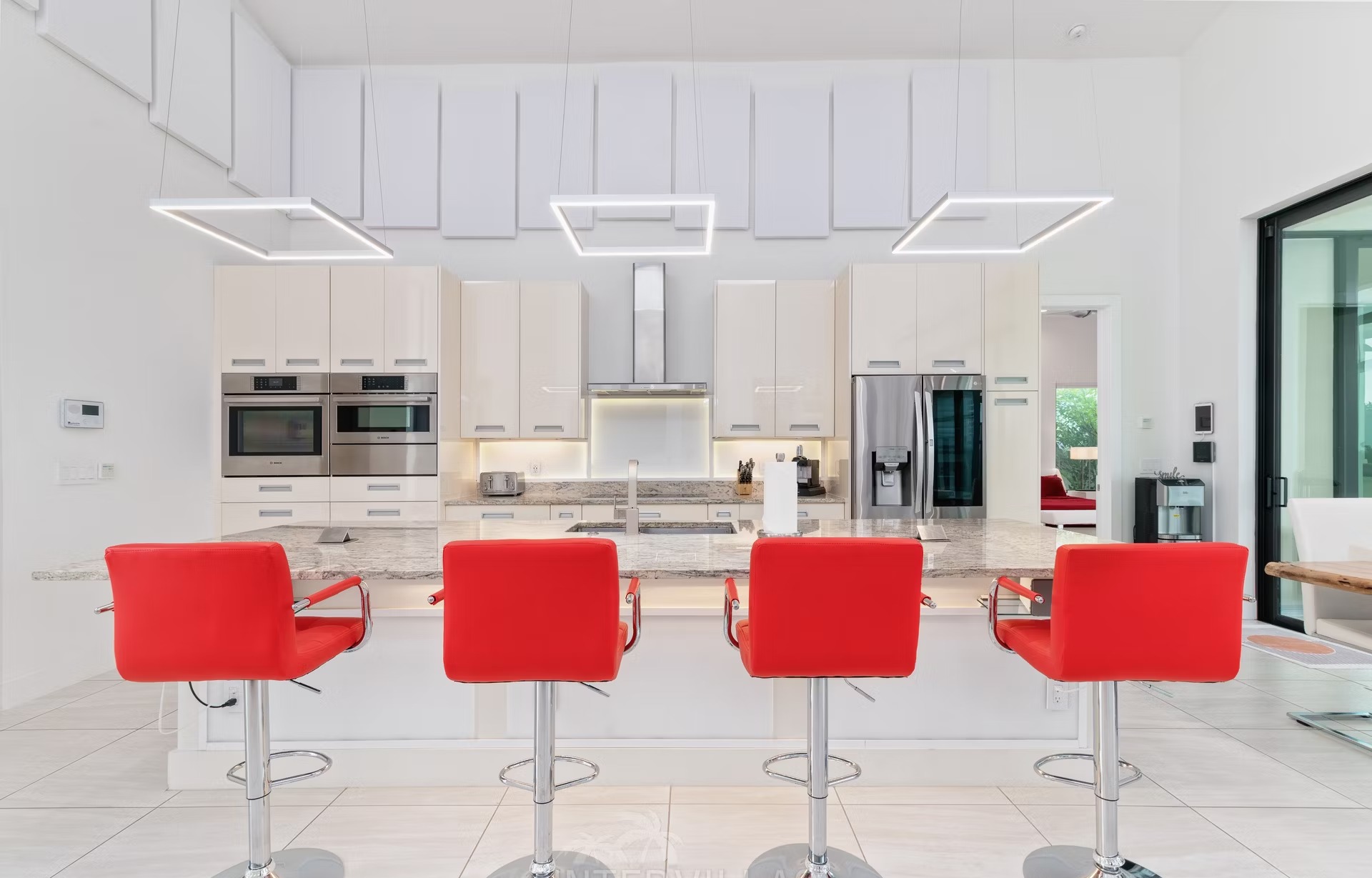 Infinity-Salzwasserpool mit Wasserblick und privater Bootsanlegestelle.