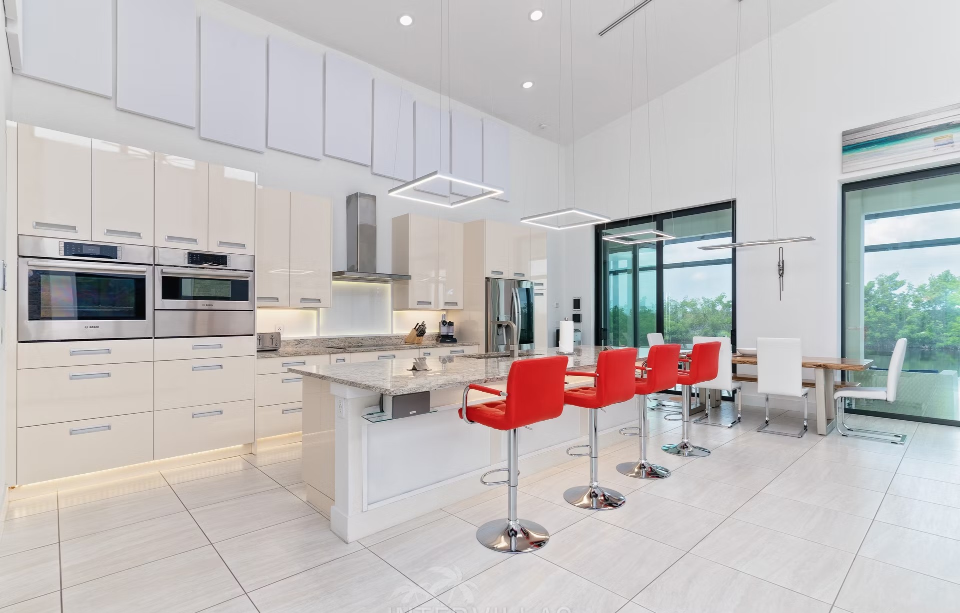 Moderner Infinity-Salzwasserpool mit Wasserblick und Sonnenuntergangsausrichtung.