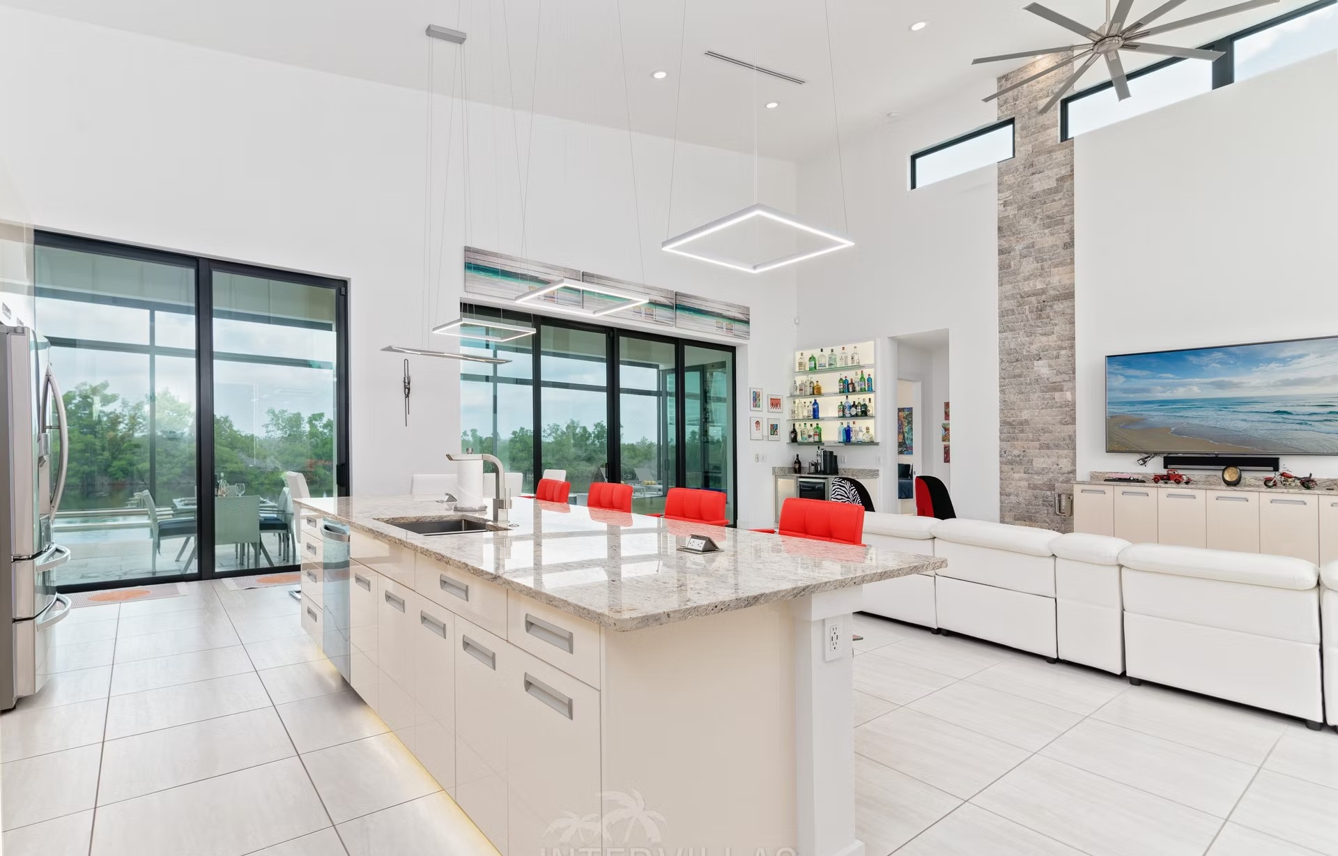 Moderne Waterfront-Villa mit Infinity-Salzwasserpool und Spa.