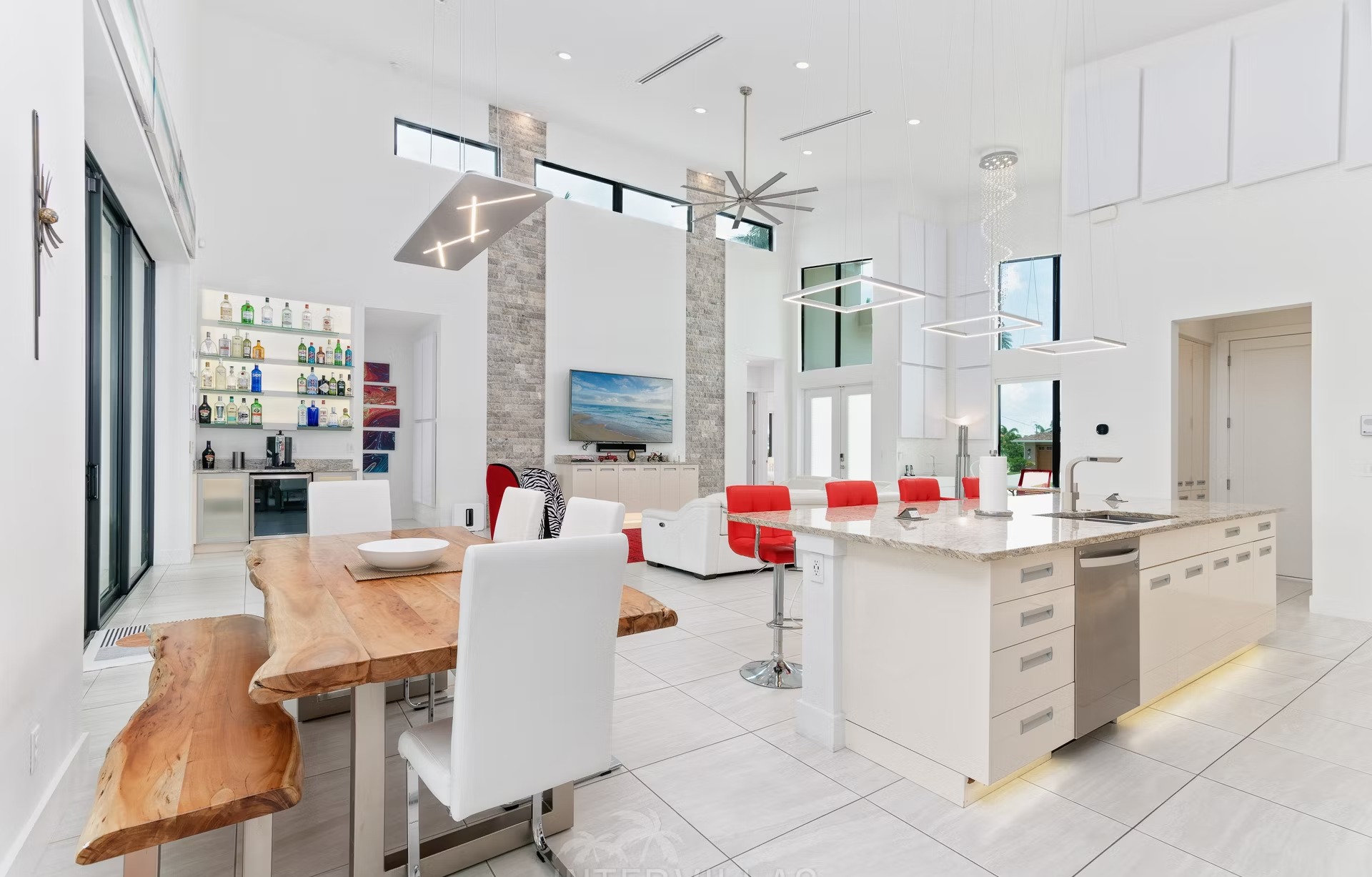 Infinity-Salzwasserpool mit Spa und Blick auf den Kanal.