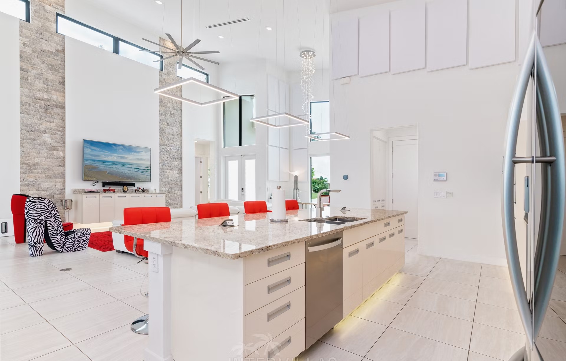 Infinity-Salzwasserpool mit Wasserblick und Sonnenuntergangsausrichtung.