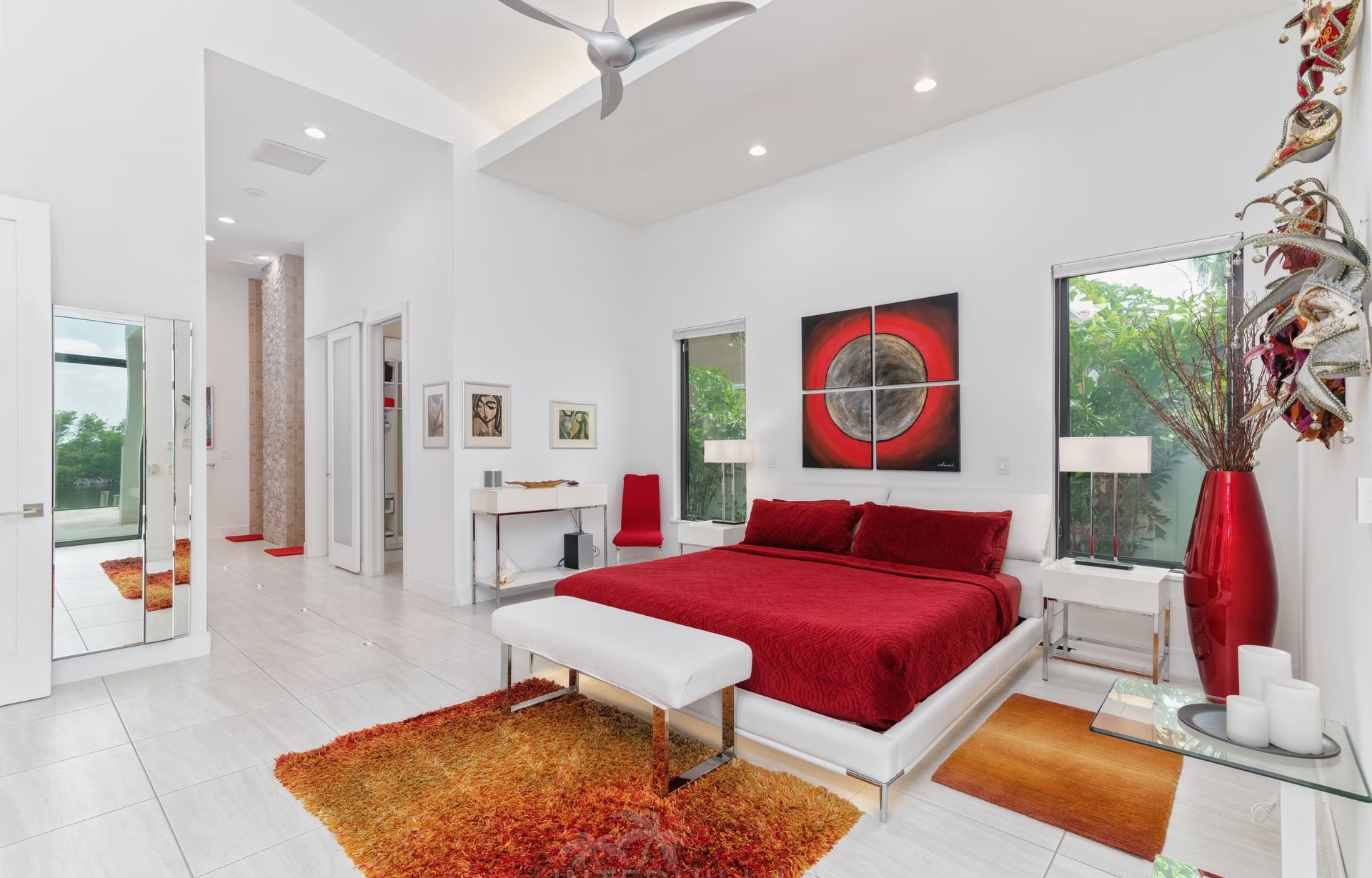 Infinity-Salzwasserpool mit Spa und Wasserblick am Kanal.