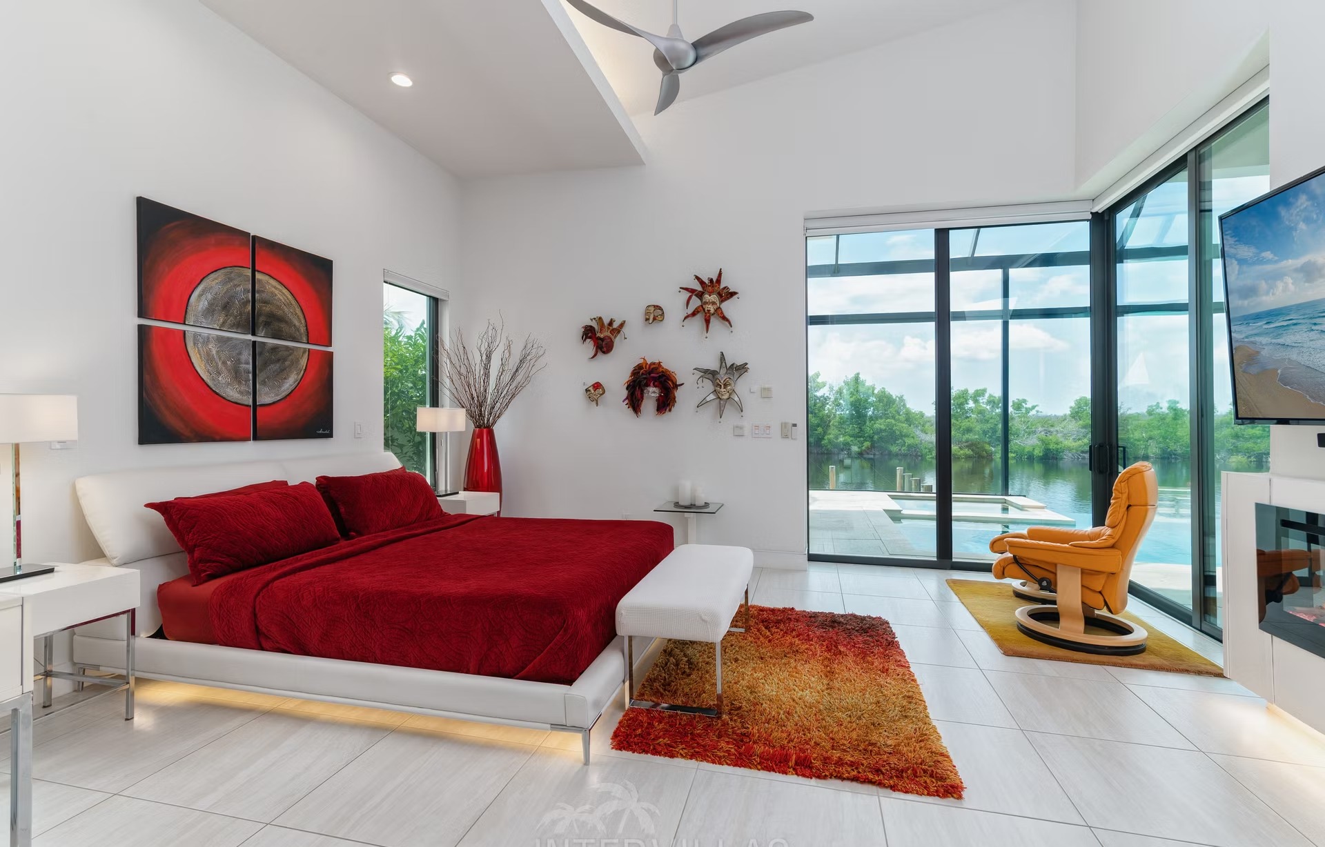 Moderne Waterfront-Villa mit Infinity-Salzwasserpool und Spa.