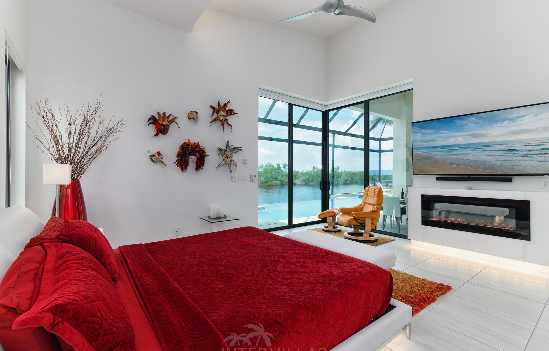 Infinity-Salzwasserpool mit Spa und Blick auf den Kanal.