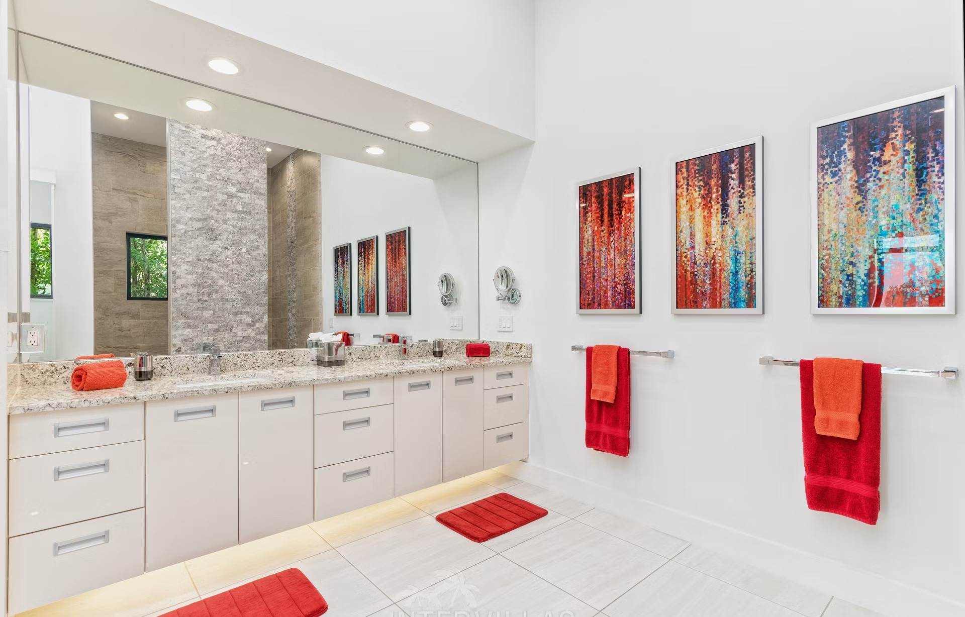 Infinity-Salzwasserpool mit Blick auf den Kanal bei Sonnenuntergang.