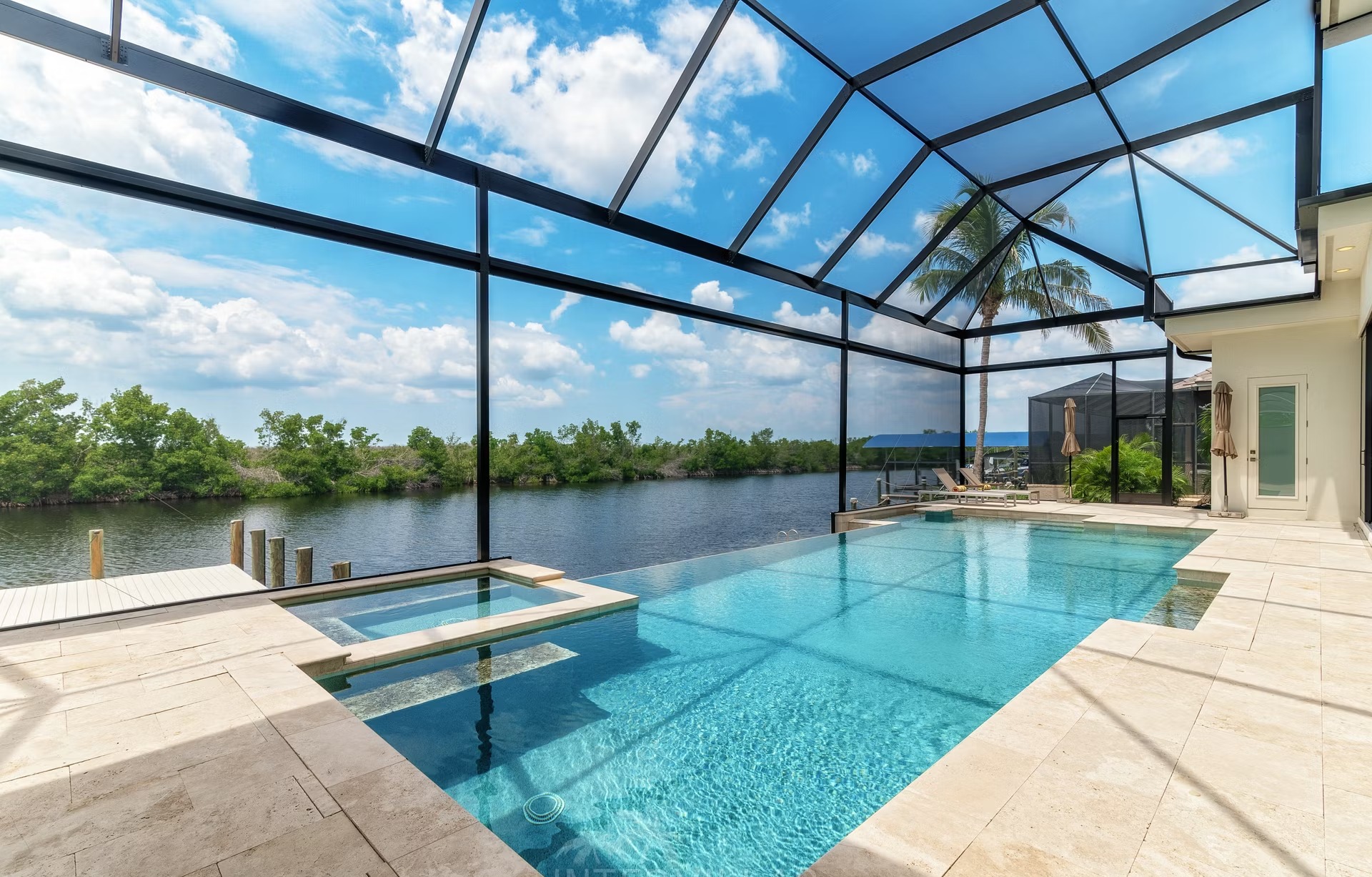 Infinity-Salzwasserpool mit Spa und Wasserblick am Kanal.