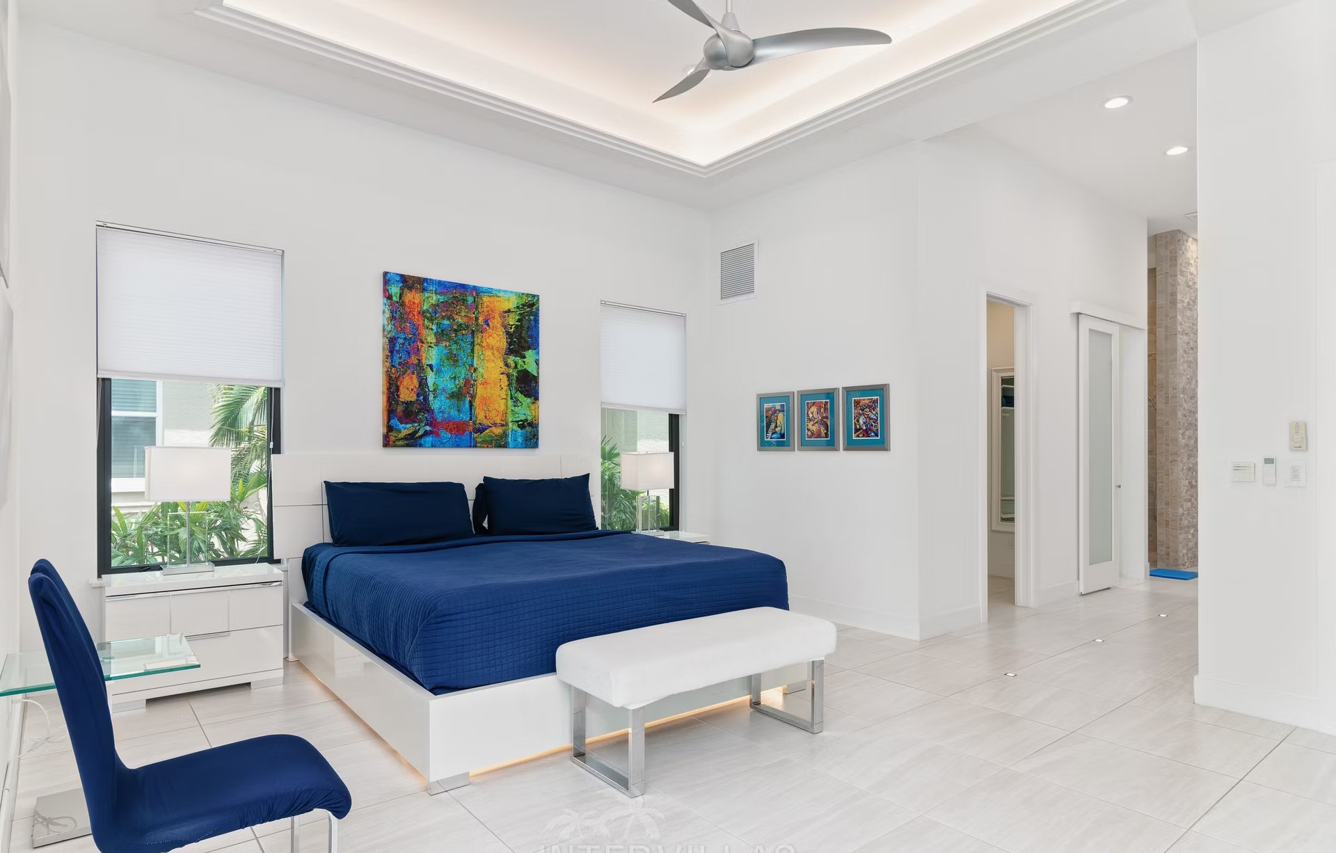 Moderner Infinity-Salzwasserpool mit Spa und Blick auf den Kanal.