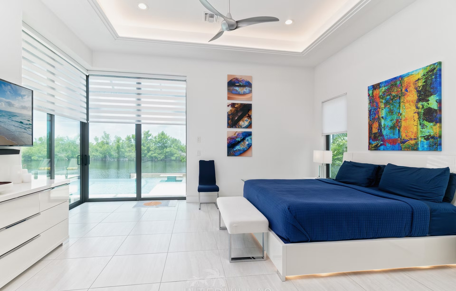 Infinity-Salzwasserpool mit Spa und Blick auf den Kanal.