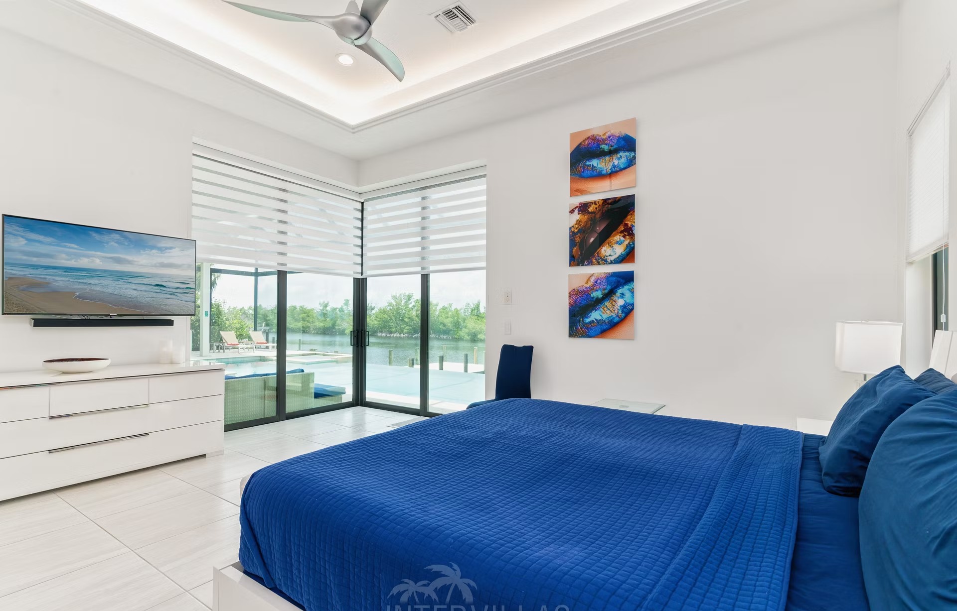 Infinity-Salzwasserpool mit Spa und Wasserblick am Kanal.