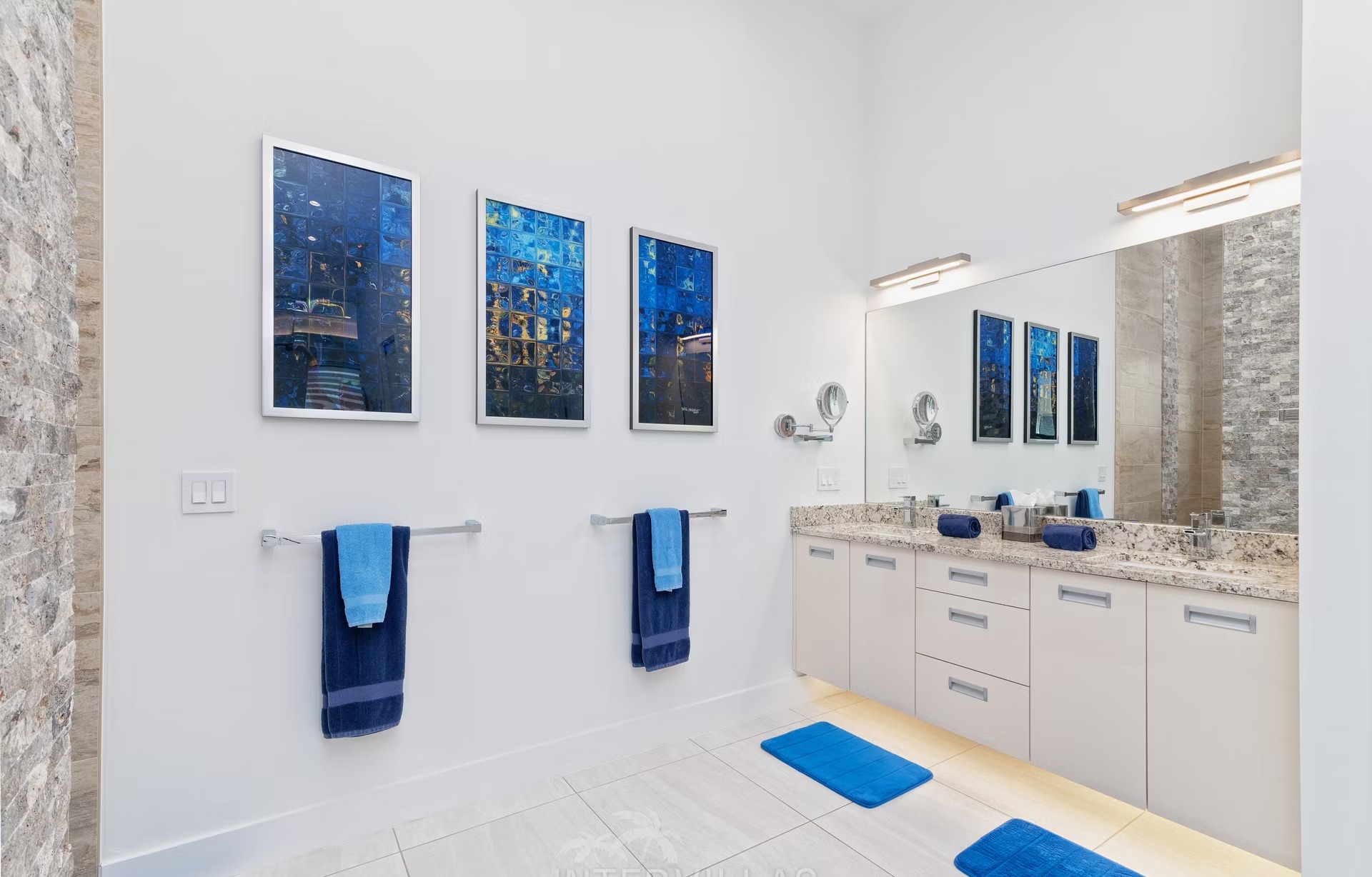 Infinity-Salzwasserpool mit Spa und Wasserblick am Kanal.