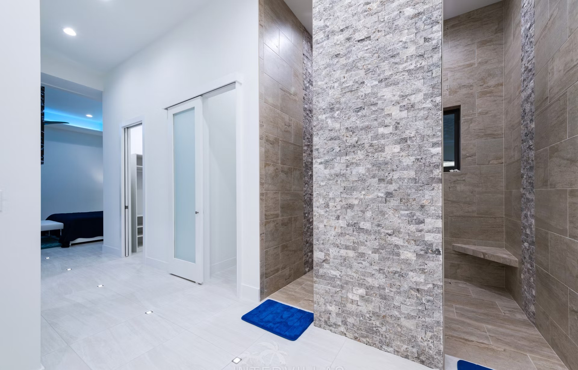 Infinity-Salzwasserpool mit Spa und Wasserblick am Kanal.