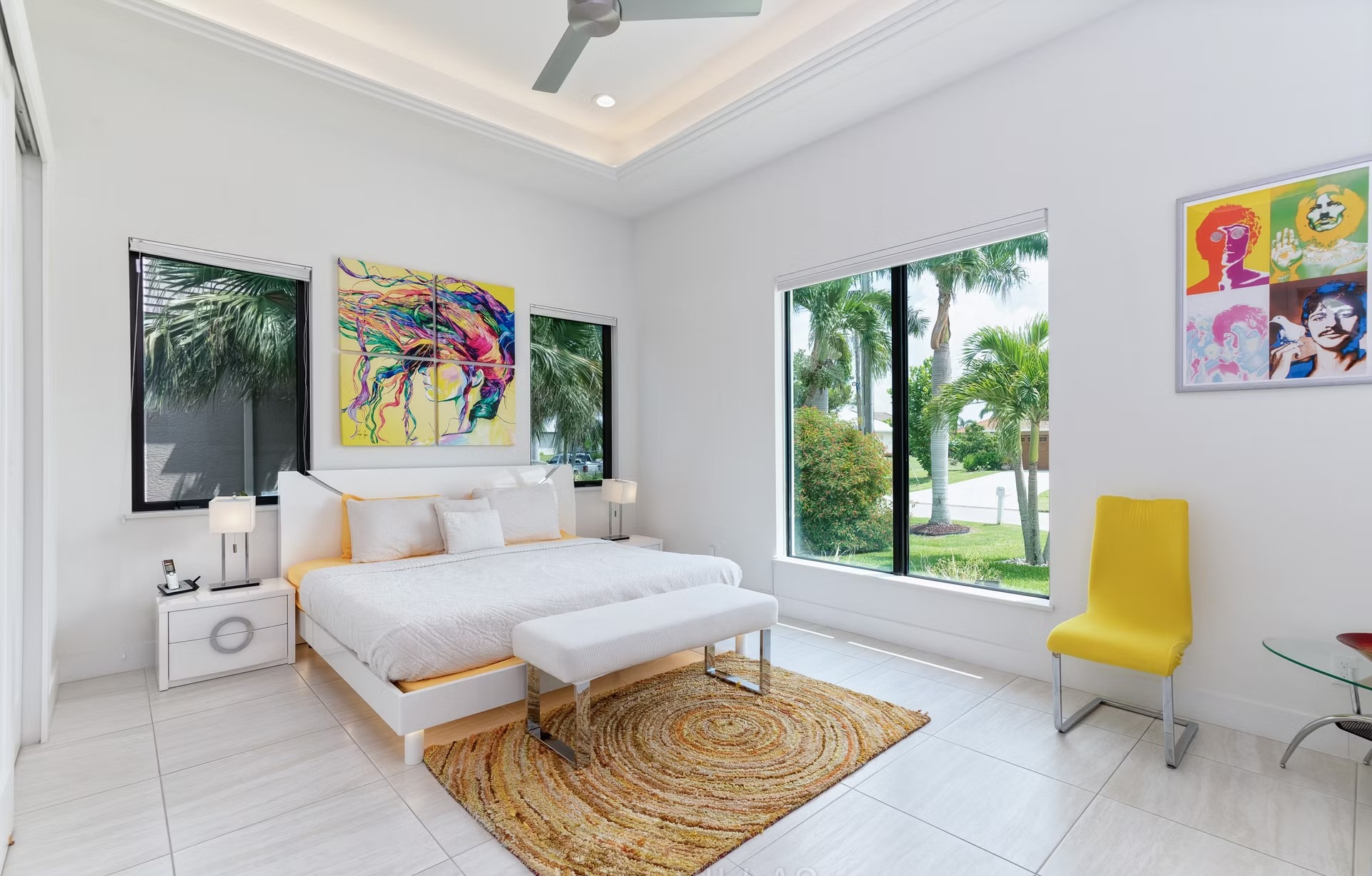 Infinity-Salzwasserpool mit Wasserblick und Sonnenuntergangsausrichtung.