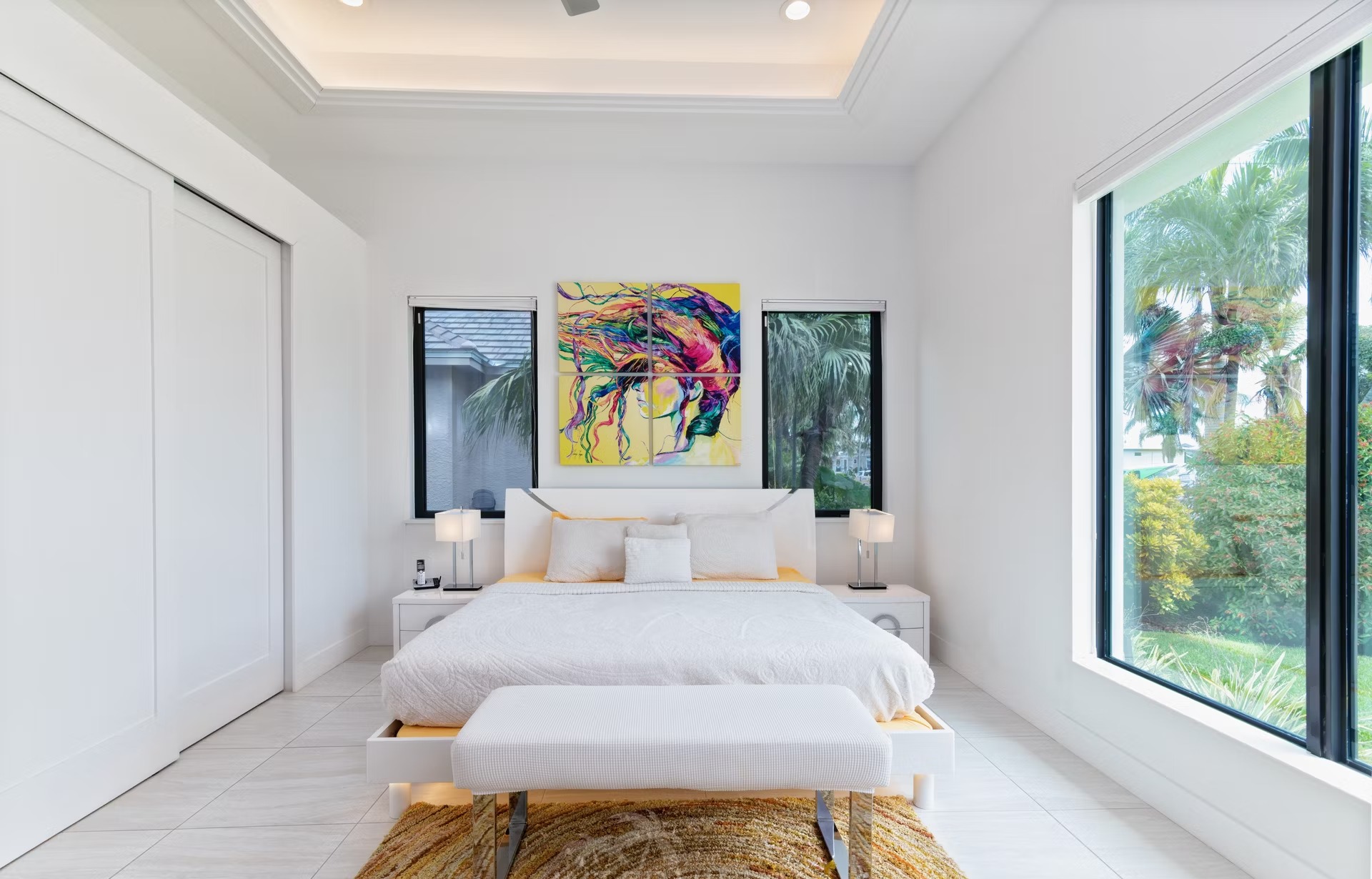 Infinity-Salzwasserpool mit Spa und Blick aufs Wasser