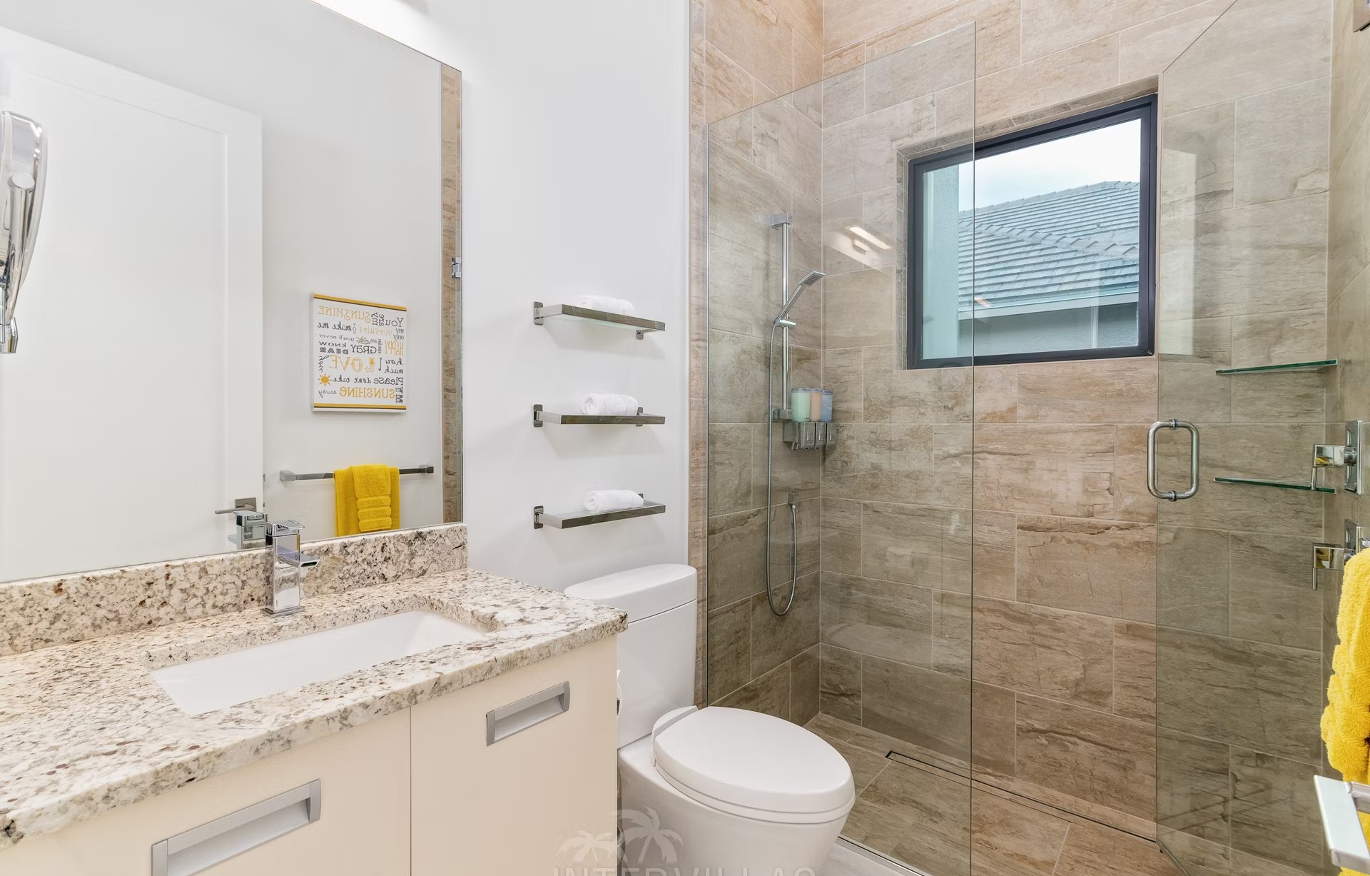 Infinity-Salzwasserpool mit Spa und Blick auf den Kanal.