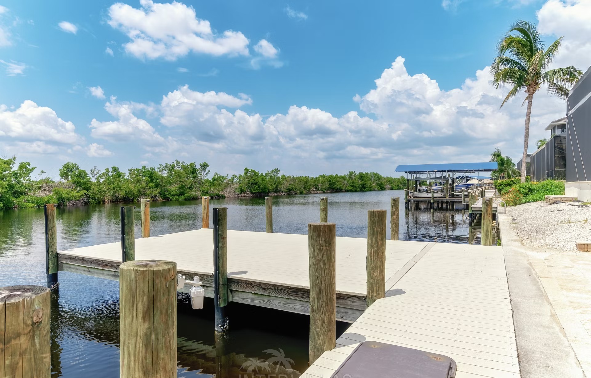 Infinity-Salzwasserpool mit Spa und Wasserblick bei Sonnenuntergang.