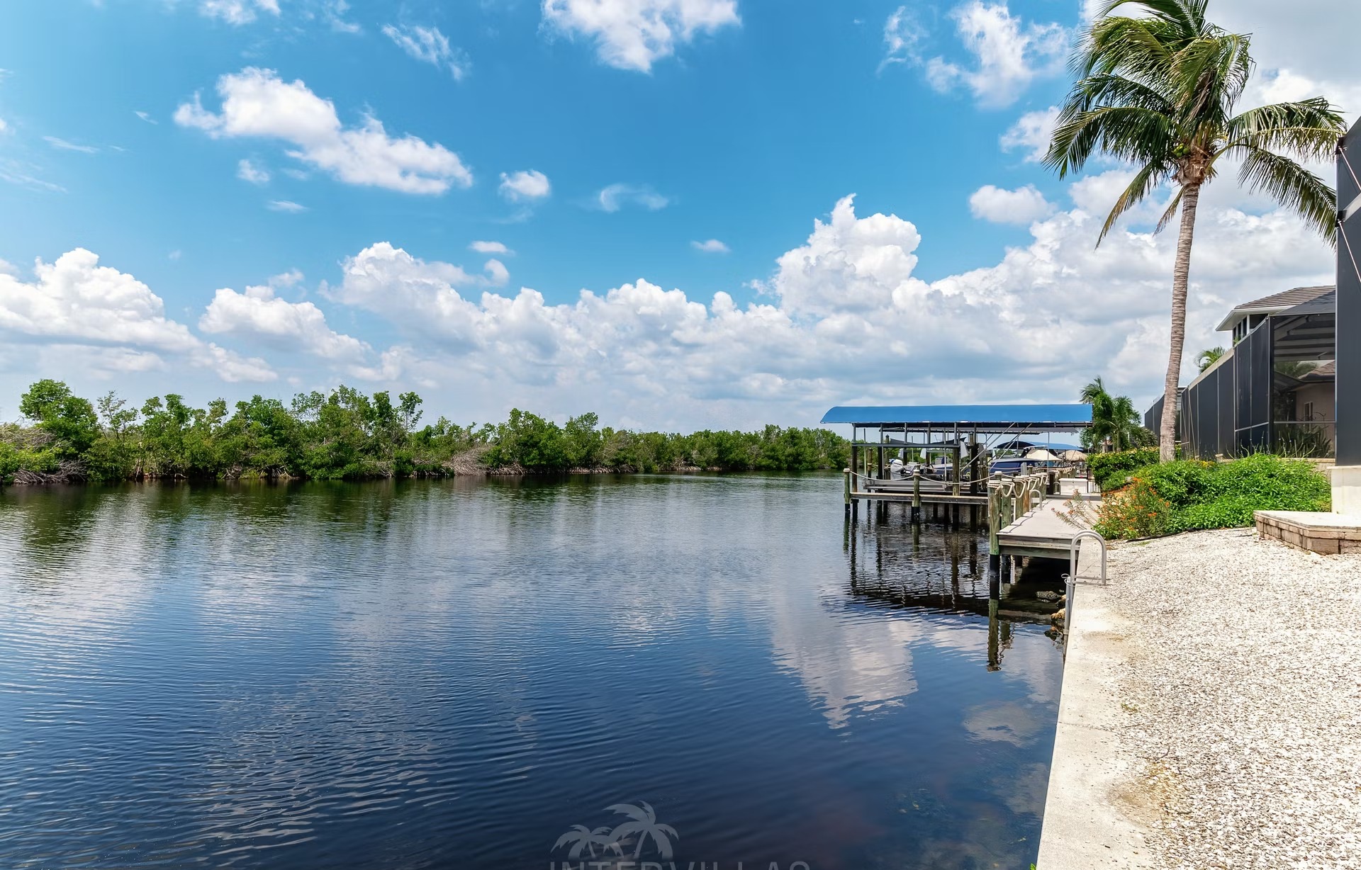 Moderne Waterfront-Villa mit Infinity-Salzwasserpool, Spa und privater Bootsanlegestelle.