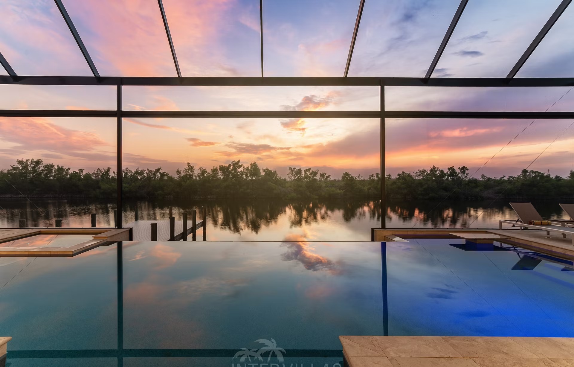 Infinity-Salzwasserpool mit Spa und Blick auf den Kanal.