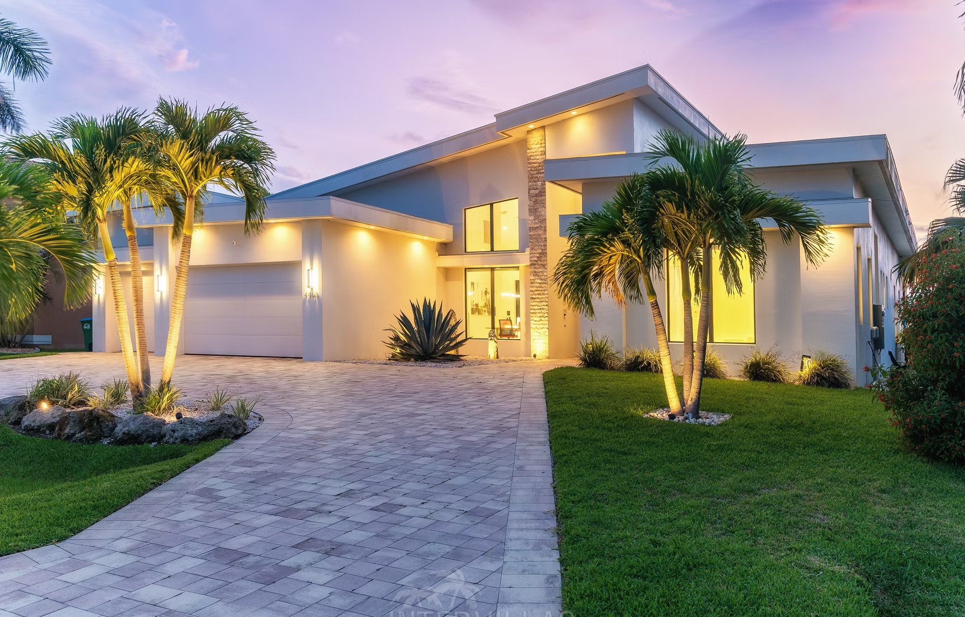 Infinity-Salzwasserpool mit Spa und Blick auf den Kanal bei Sonnenuntergang.