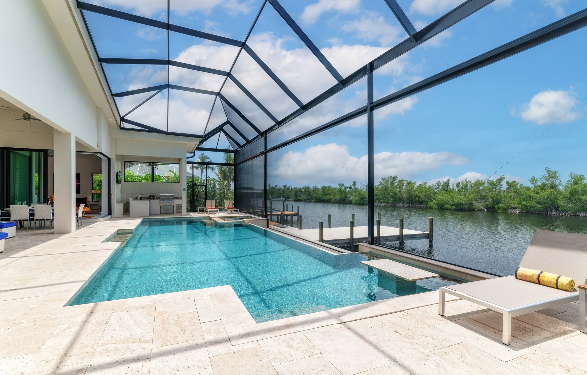 Infinity-Salzwasserpool mit Spa und Wasserblick am Kanal.