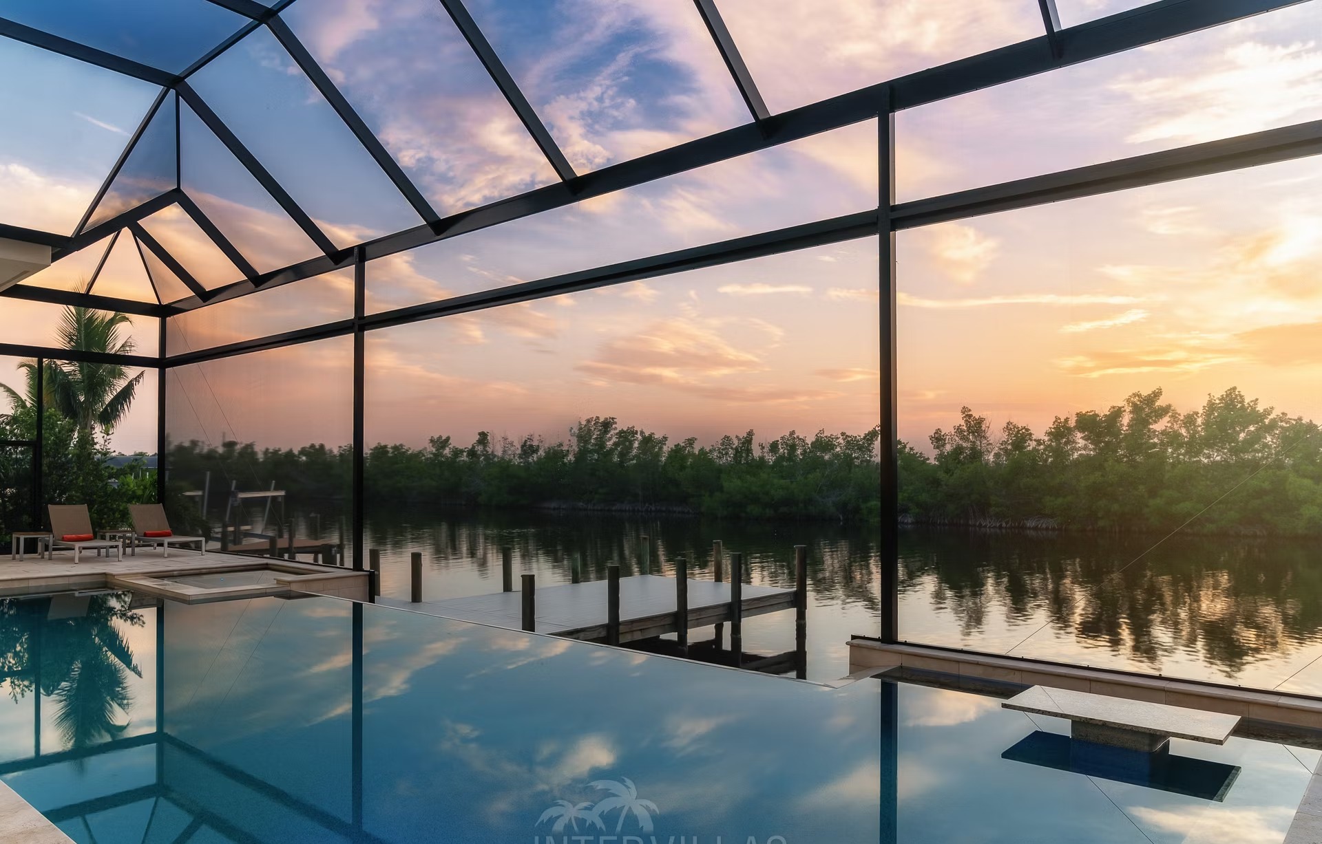 Infinity-Salzwasserpool mit Spa und Blick auf den Kanal.