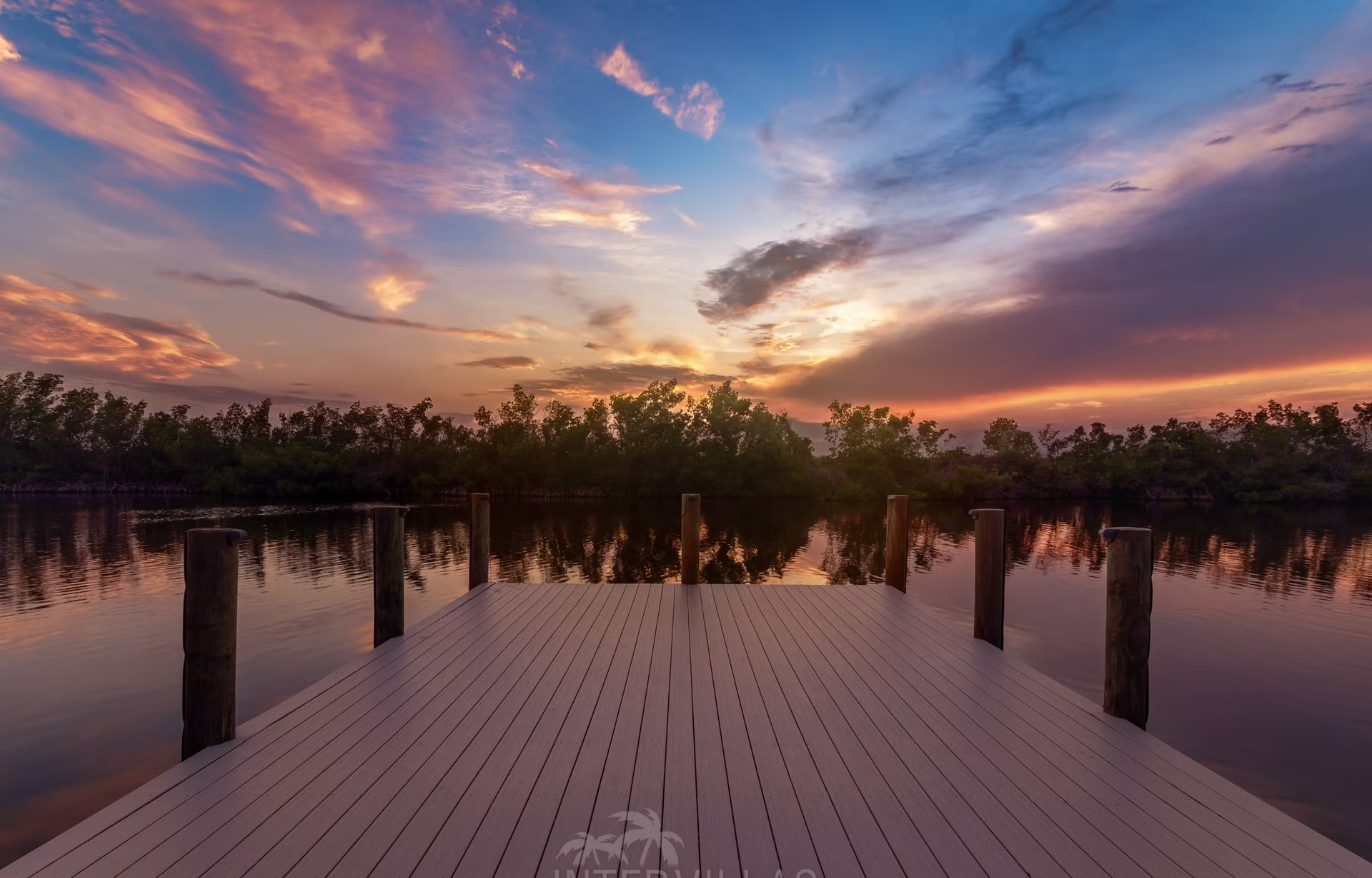 Infinity-Salzwasserpool mit Spa und Blick auf den Kanal.