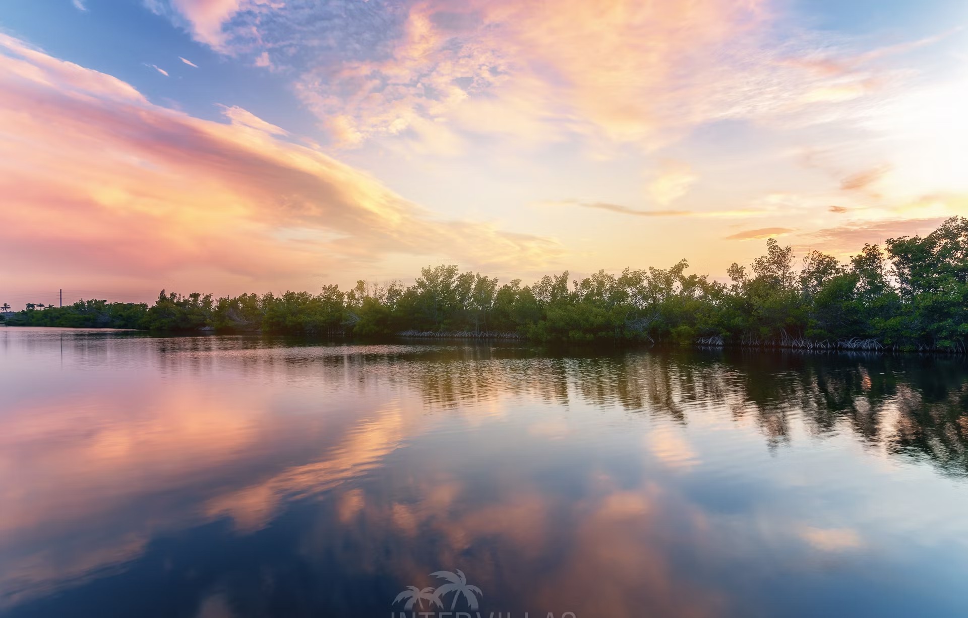 Infinity-Salzwasserpool mit Spa und Blick auf den Kanal.