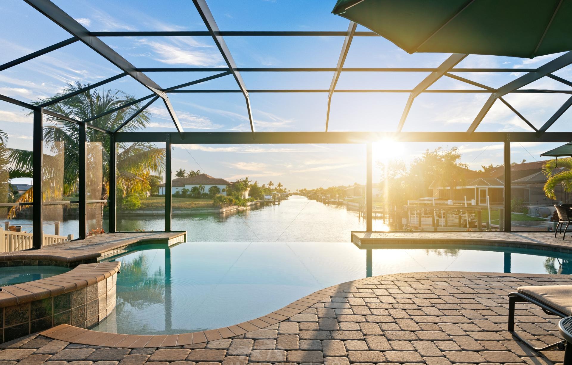 Infinity-Salzwasserpool mit Spa am Kanal, westlich ausgerichteter Außenbereich.