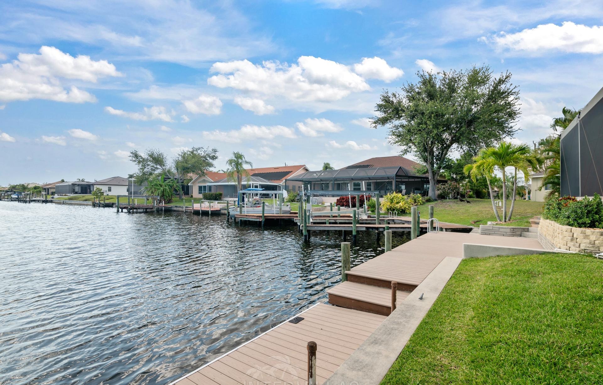 Infinity-Salzwasserpool mit Spa am Kanal, westlich ausgerichtet.