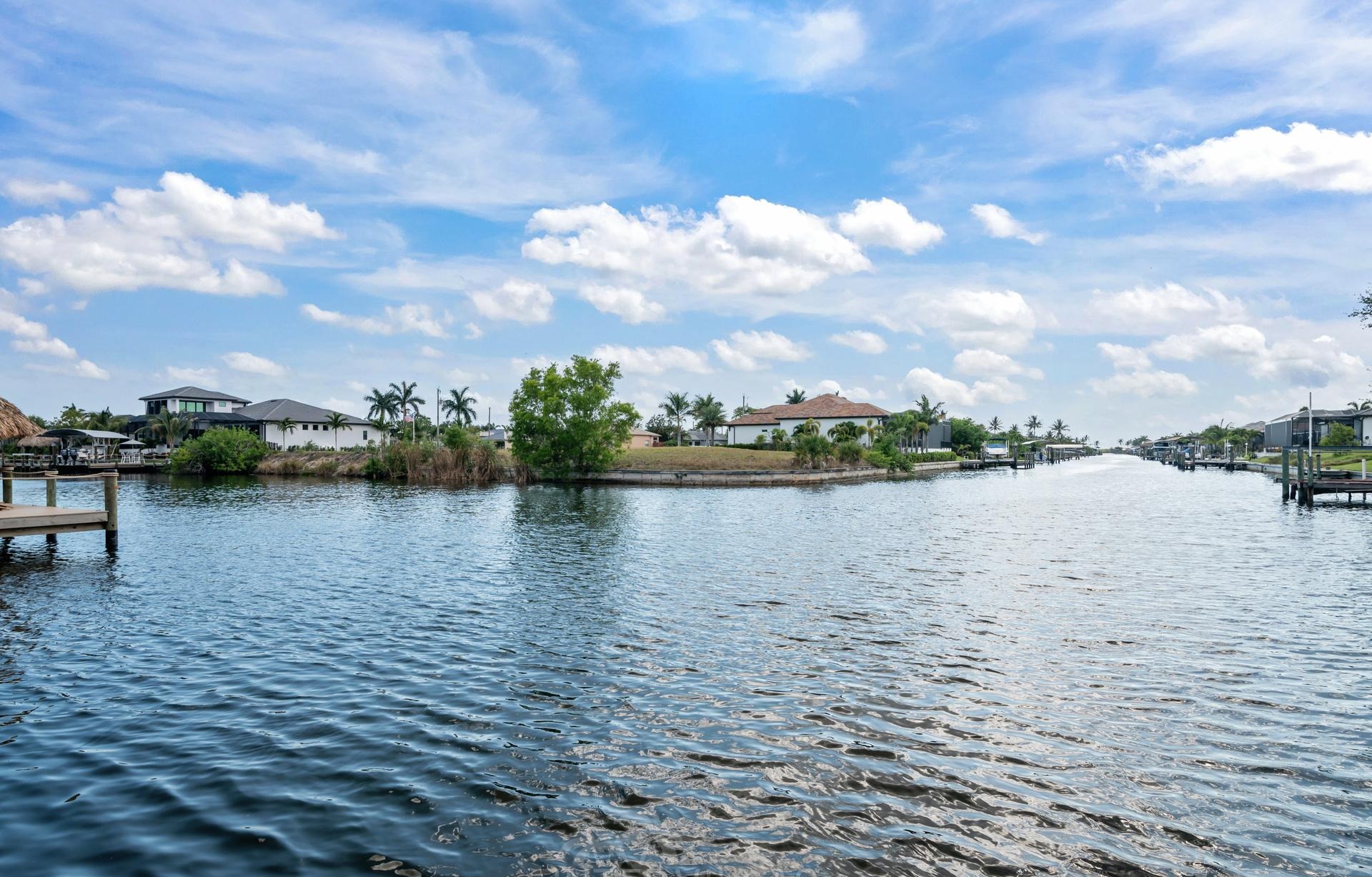 Infinity-Salzwasserpool mit Spa am Kanal, westlich ausgerichtet.