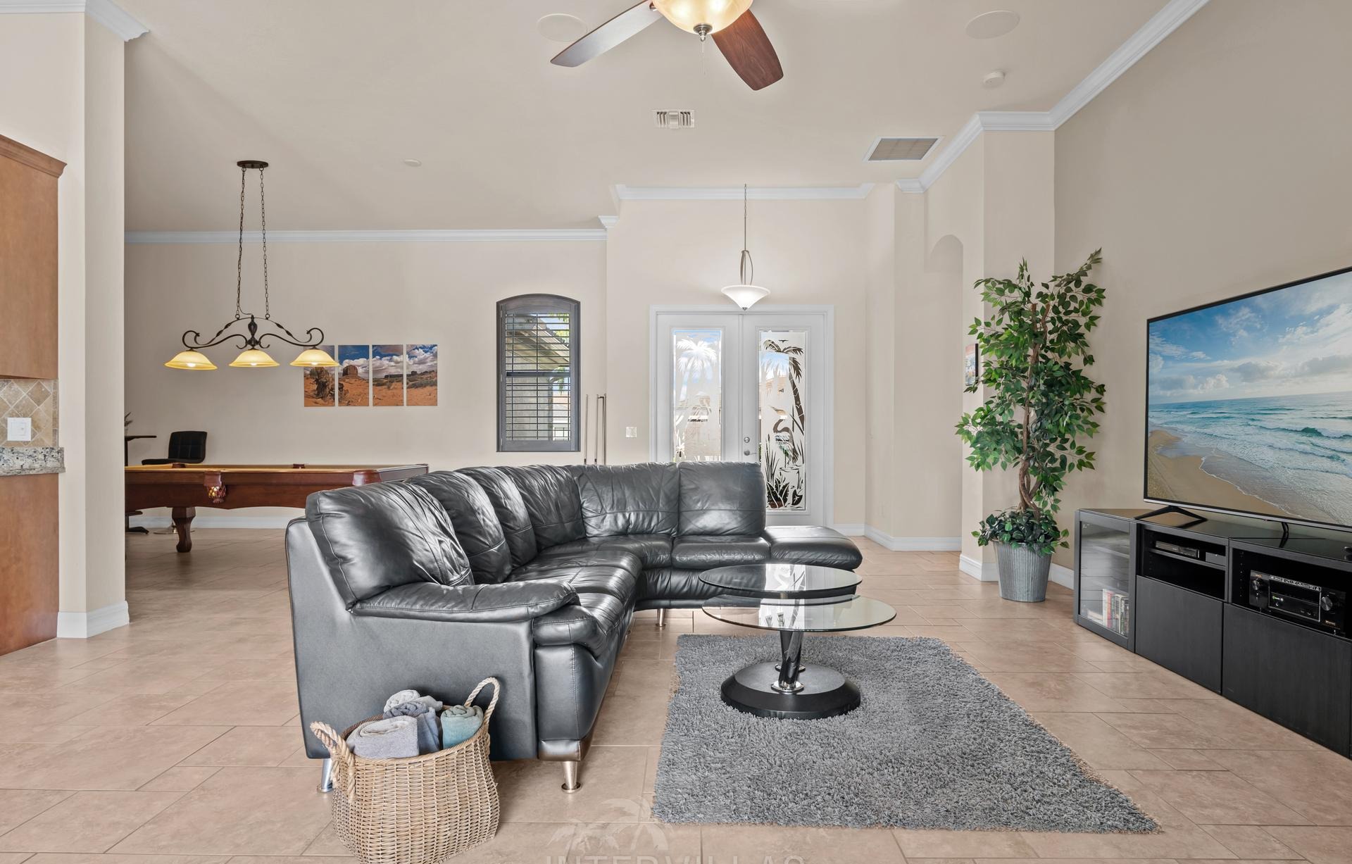 Infinity-Salzwasserpool mit Spa am Kanal, westlich ausgerichtet.