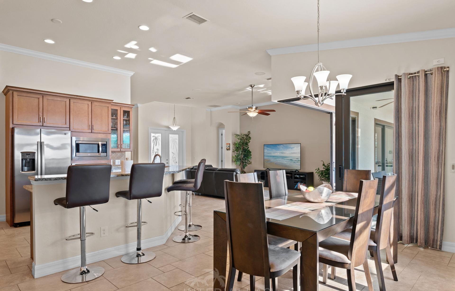 Infinity-Salzwasserpool mit Spa am Kanal, westlich ausgerichteter Außenbereich.