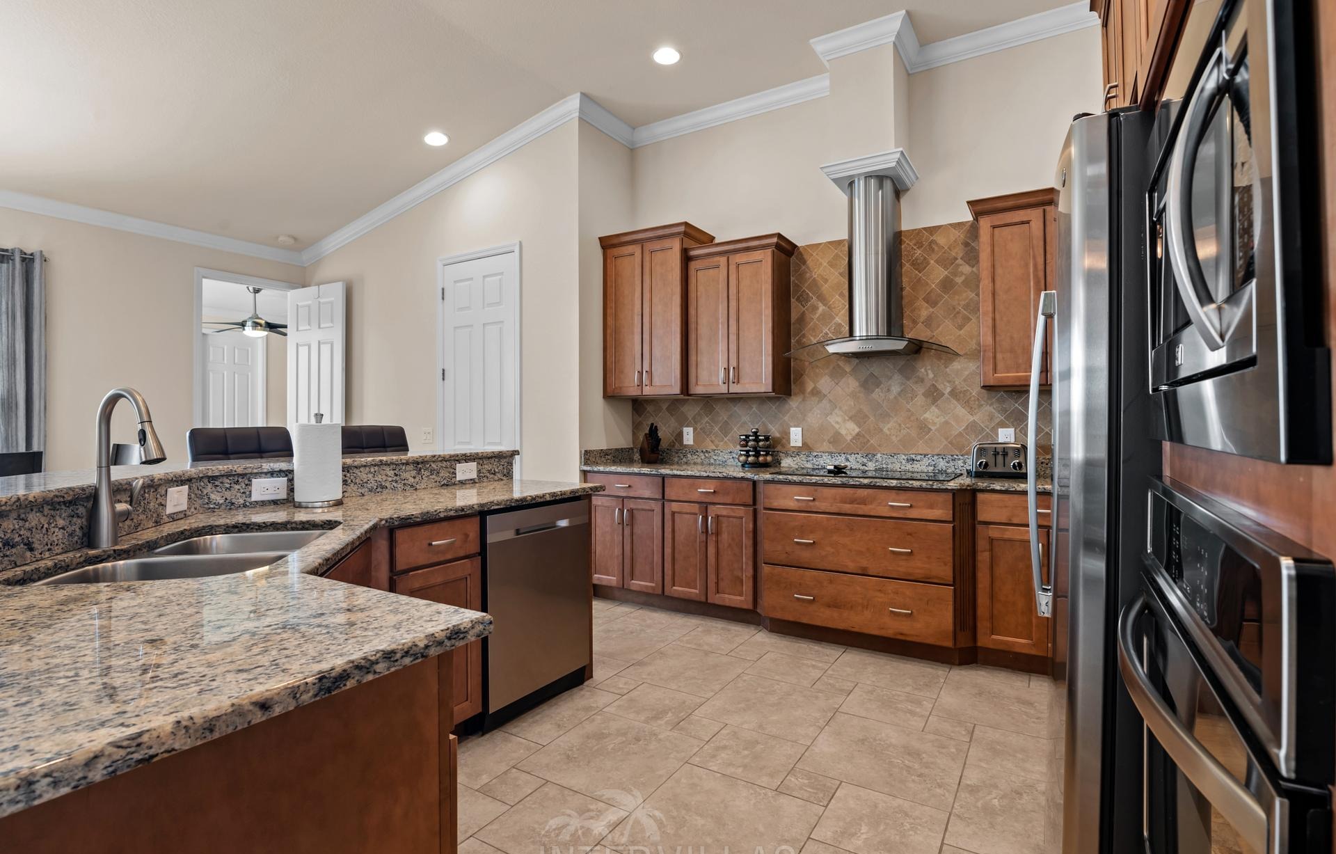 Infinity-Salzwasserpool mit Spa am Kanal, westlich ausgerichtet.