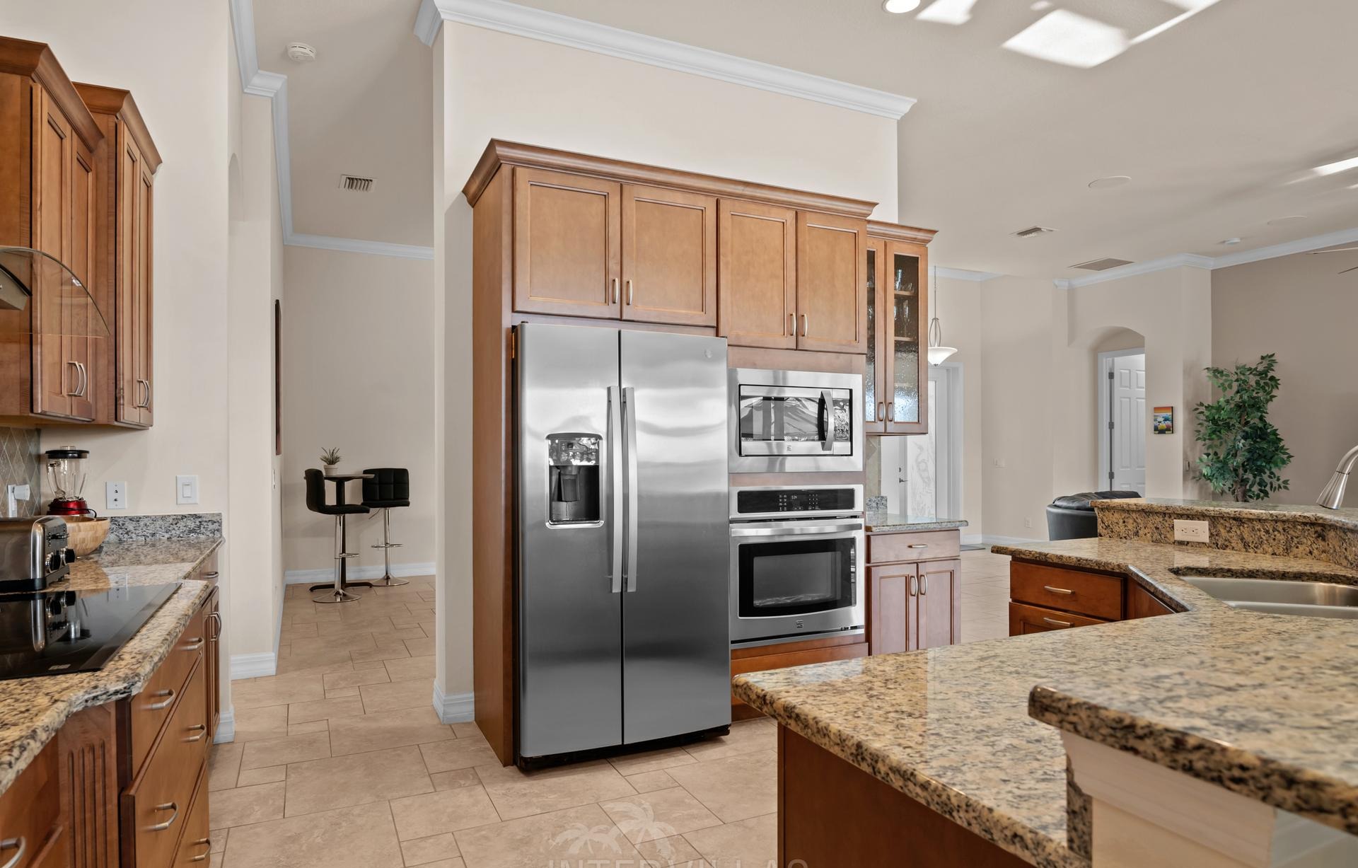 Infinity-Salzwasserpool mit Spa am Kanal, Sonnenuntergangsausrichtung.