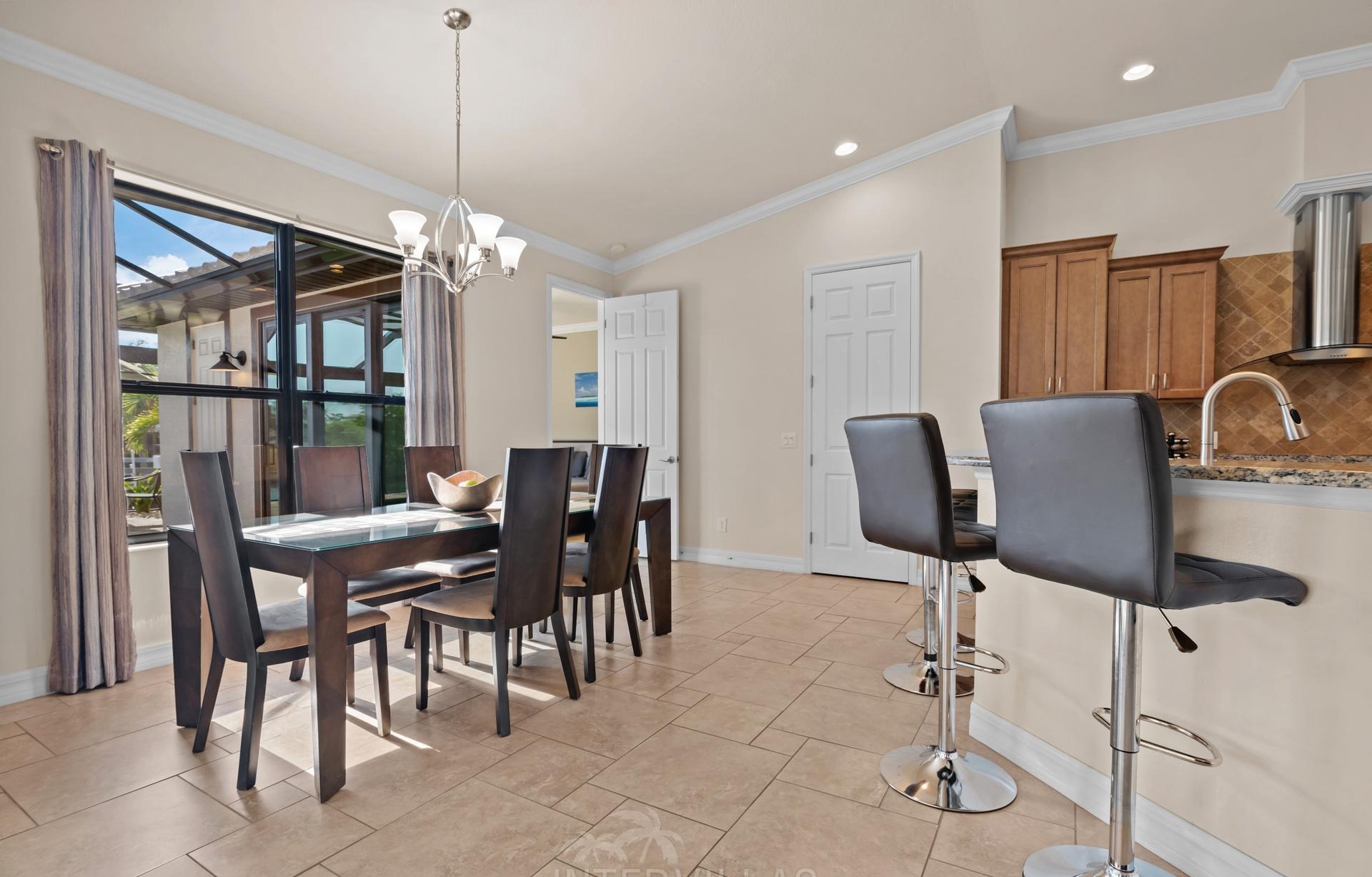 Infinity-Salzwasserpool mit Spa am Kanal, westlich ausgerichteter Außenbereich.