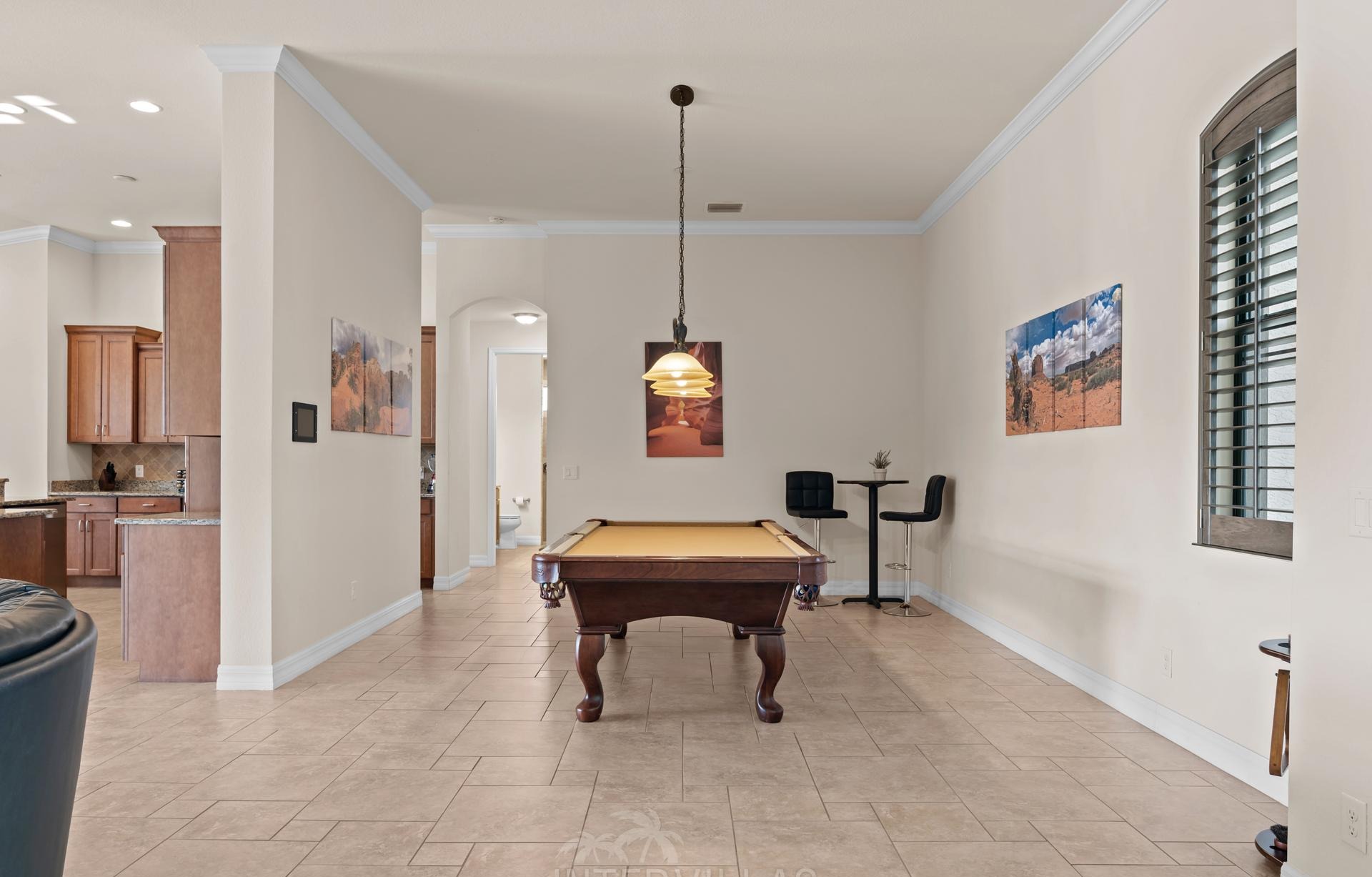 Infinity-Salzwasserpool mit Spa am Kanal, westlich ausgerichteter Außenbereich.