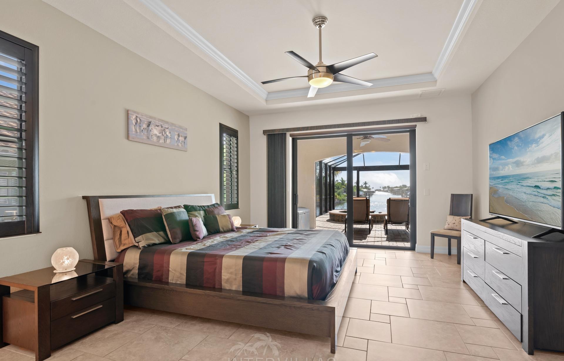 Infinity-Salzwasserpool mit Spa am Kanal, westlich ausgerichtet.