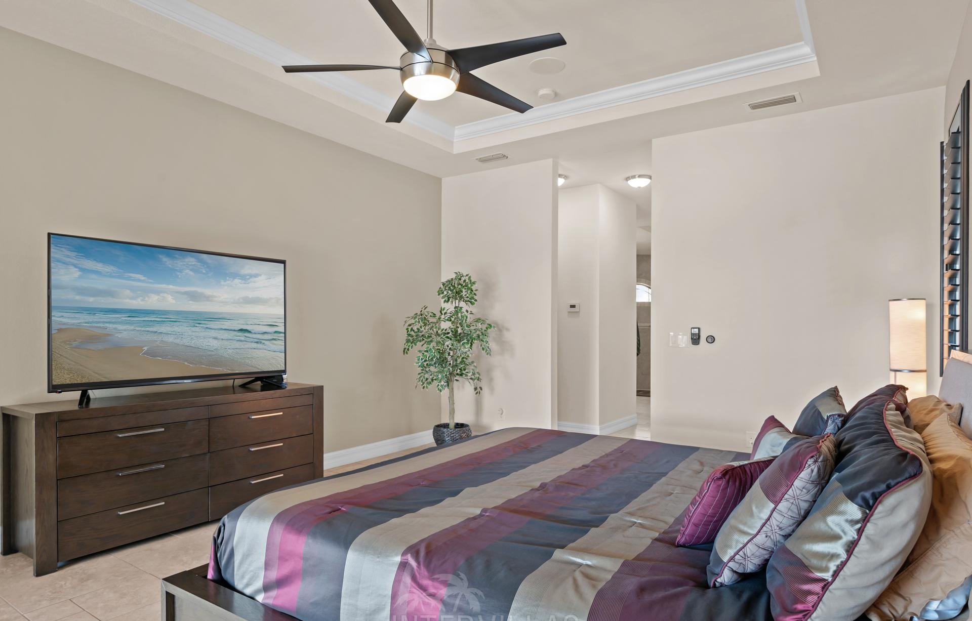 Infinity-Salzwasserpool mit Spa am Kanal, westlich ausgerichtet.