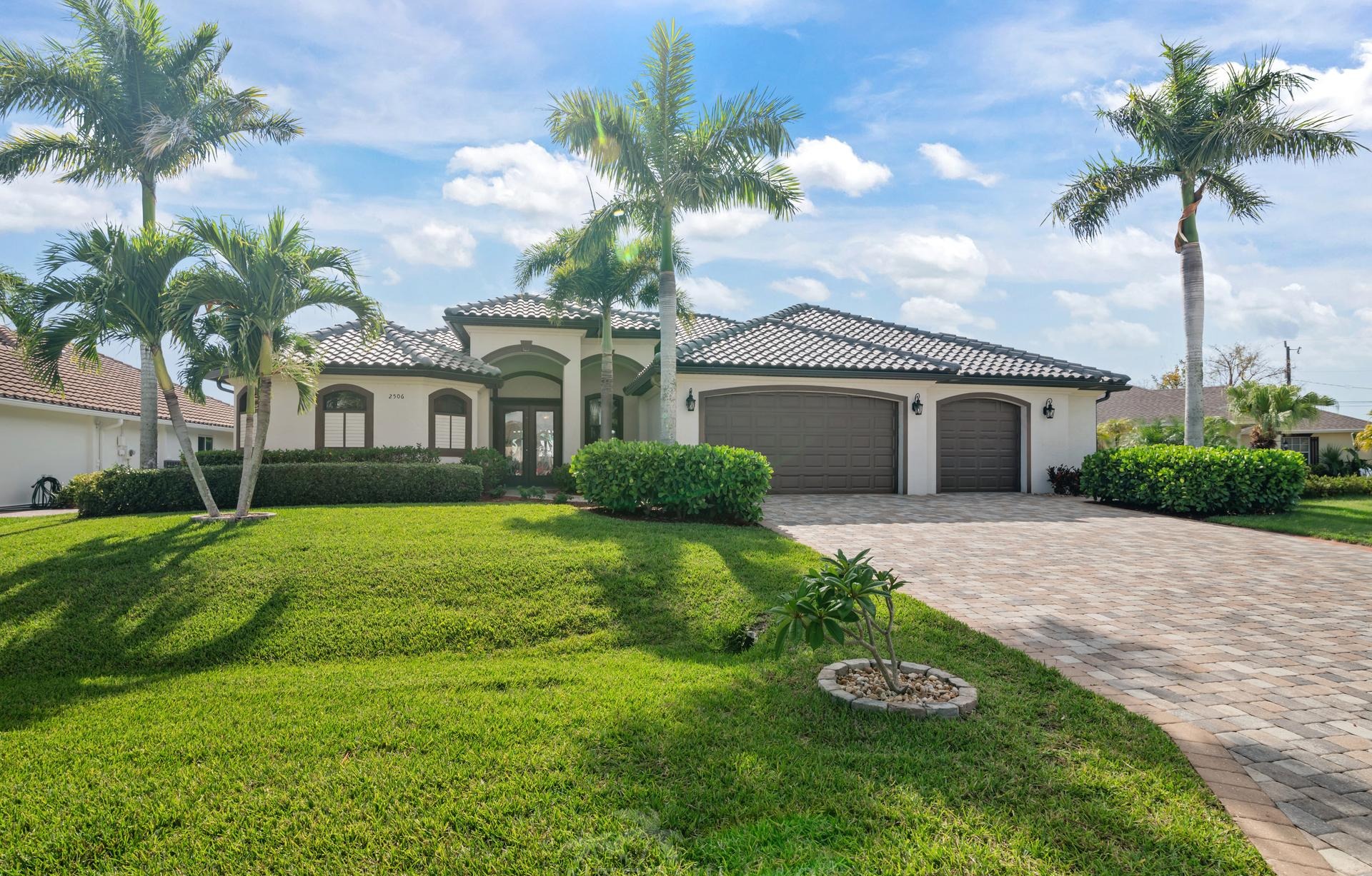Infinity-Salzwasserpool mit Spa am Kanal, westlich ausgerichtet.