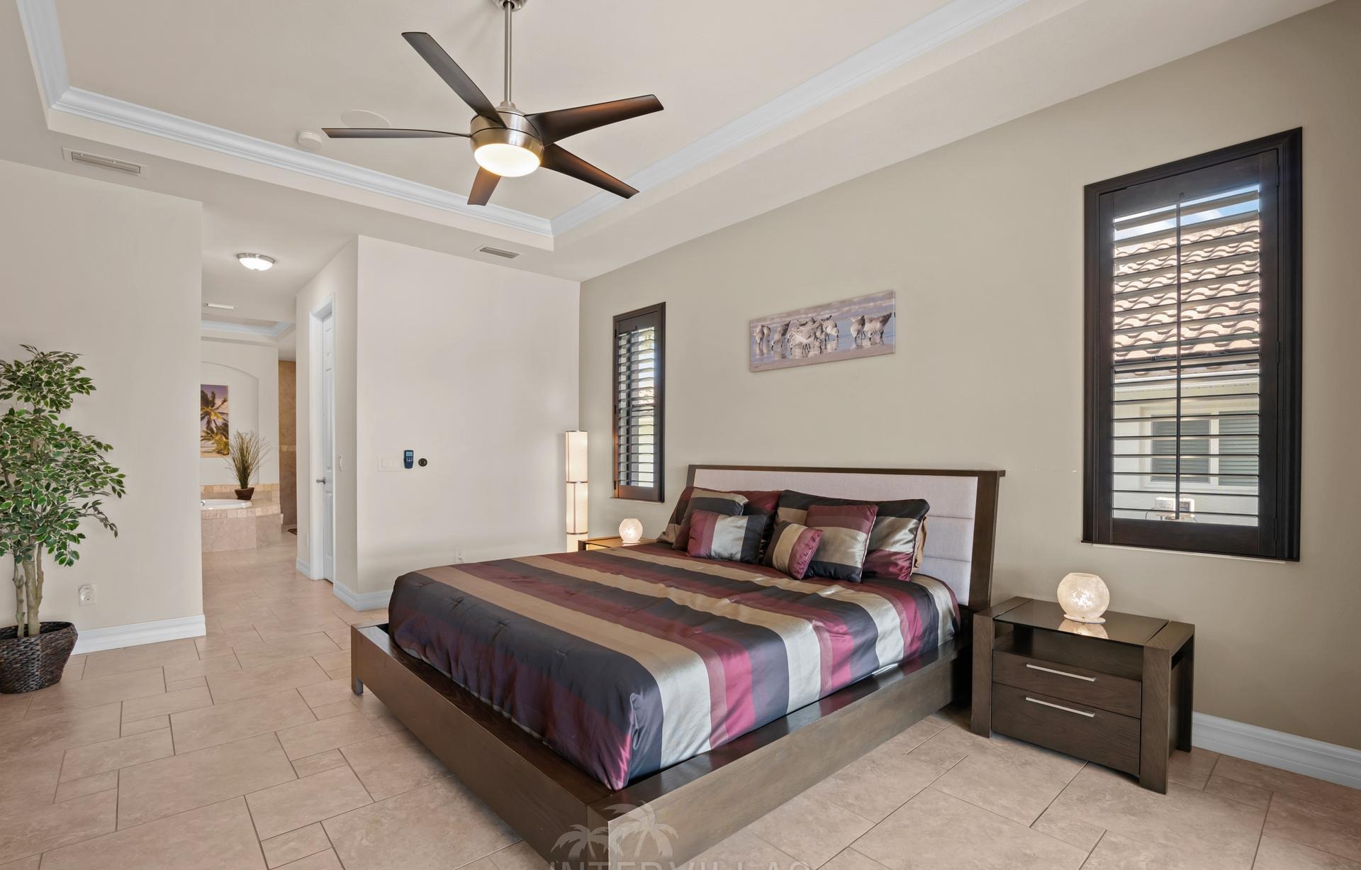 Infinity-Salzwasserpool mit Spa am Kanalbereich.