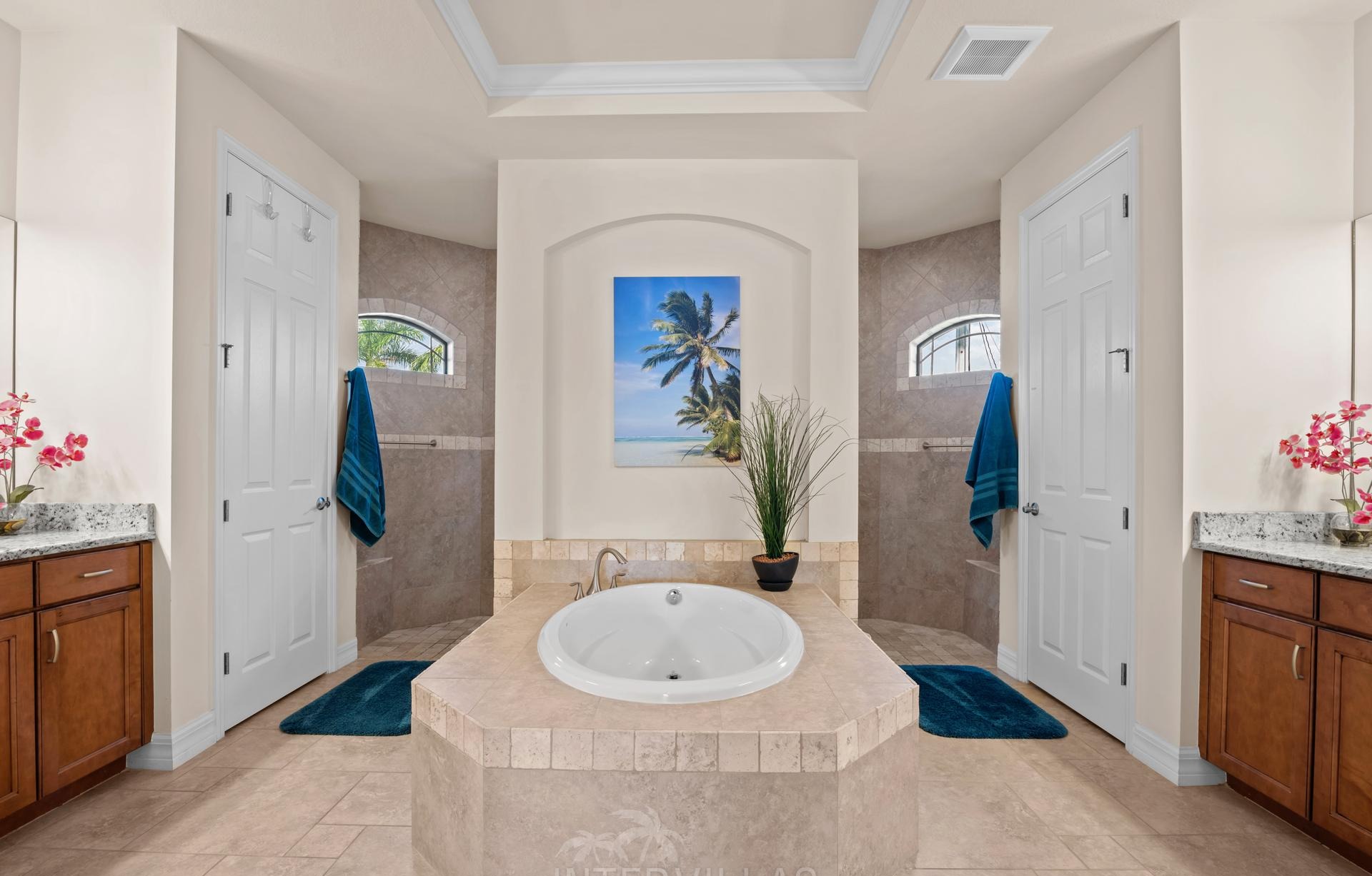 Infinity-Salzwasserpool mit Spa am Kanal, westlich ausgerichtet.