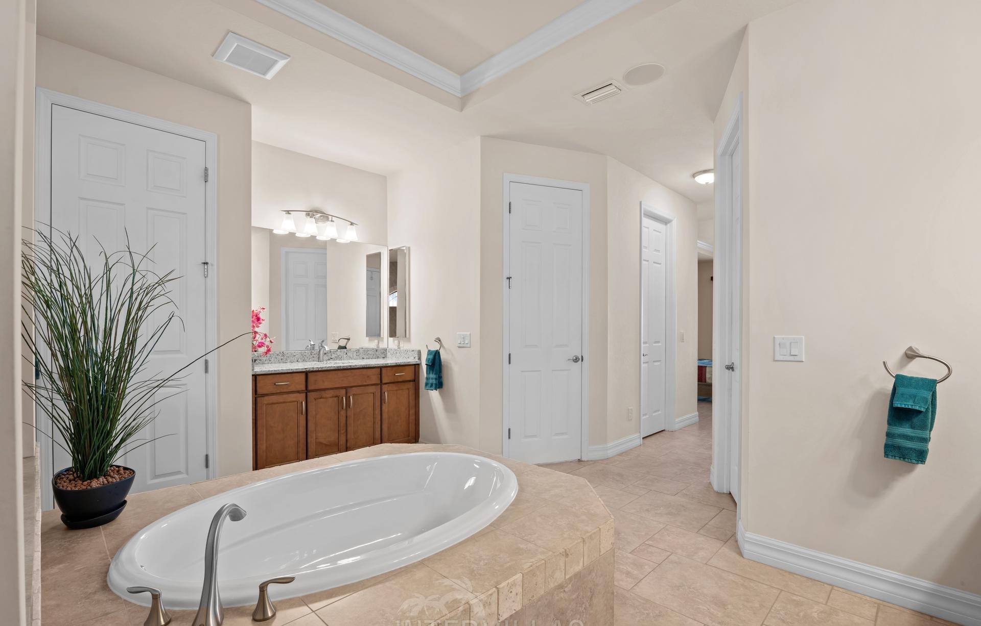 Infinity-Salzwasserpool mit Spa am Kanal, westlich ausgerichteter Außenbereich.