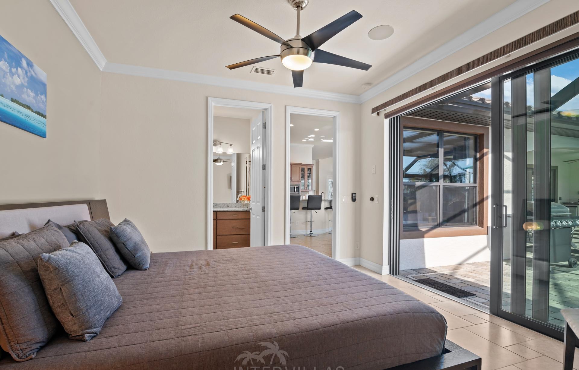 Infinity-Salzwasserpool mit Spa am Kanal, westlich ausgerichteter Außenbereich.