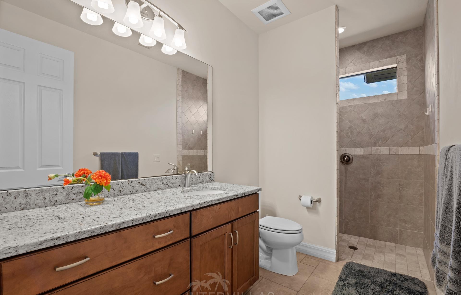 Infinity-Salzwasserpool mit Spa am Kanal, westlich ausgerichtet.