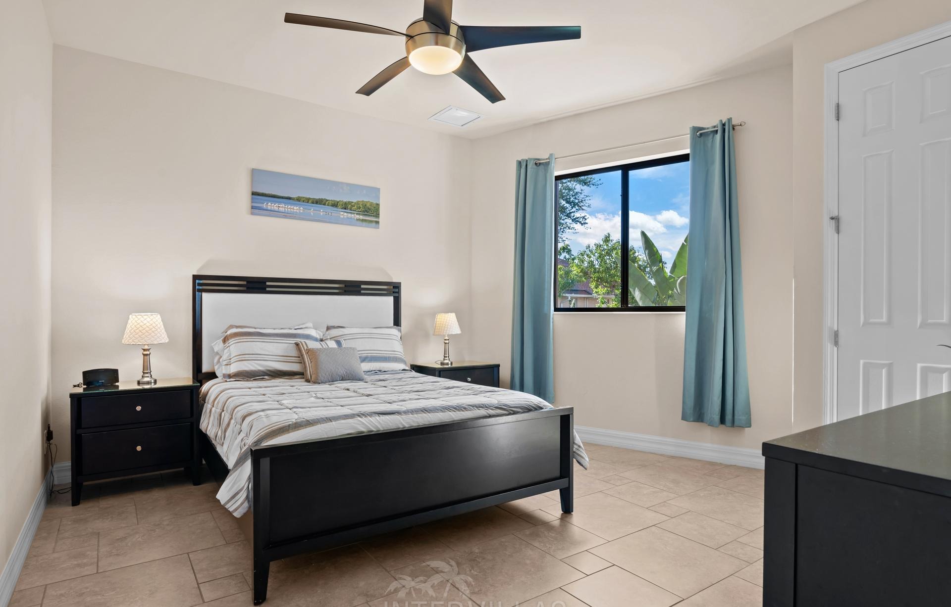 Infinity-Salzwasserpool mit Spa am Kanal, westlich ausgerichtet.